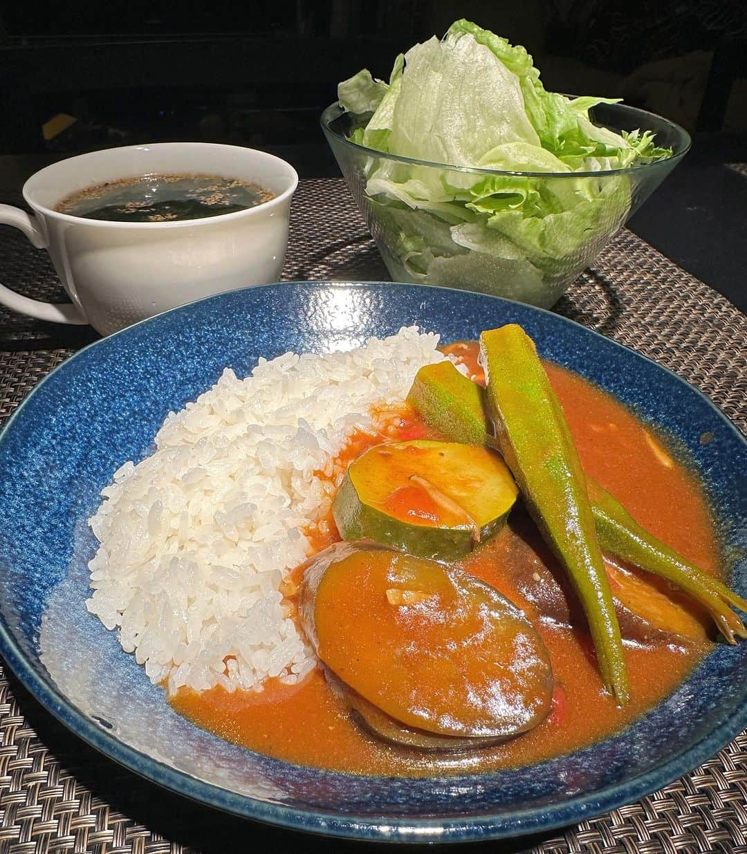 中倉隆道さんのインスタグラム写真 - (中倉隆道Instagram)「. 今夜のマンデーカレーは 『夏野菜カレー』  ナス、ズッキーニ、オクラ、しめじ、トマト缶、鶏肉、ニンニク、唐辛子、生姜、スパイスいっぱい！  ナスもズッキーニもトロッとしてウマウマ♬😋👍夏野菜いっぱいでいいねー！  今夜も恵みに感謝🙏 おいしゅーございました✨  #夏野菜カレー #カレー #カレーライス #ベジめし #夜ご飯 #オウチゴハン #男ノ料理 #dinner #vegetables #時短レシピ #ダイエット #diet #ダイエットメニュー #オトコノキッチン #料理愛好家 #フリーアナウンサー #柿ピー研究家 #中倉隆道」8月7日 21時10分 - ryudo.tokyo