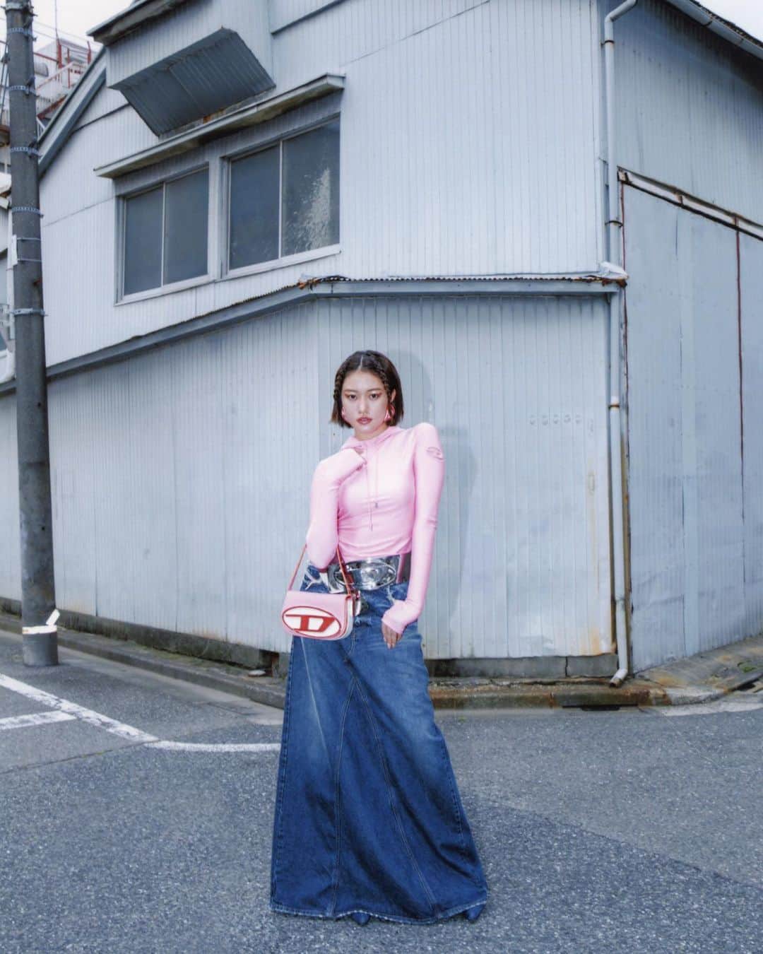 のインスタグラム：「@diesel @drop_tokyo   私服でもほぼ毎日使ってる1DR❤️ #diesel  hair make @arisa_muramiya   #droptokyo #streetsnap  #fashion #ストリートスナップ #DieselFW23  #ディーゼル」