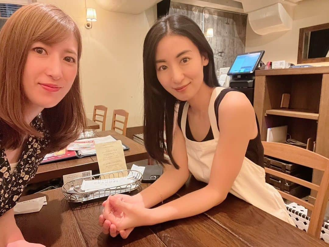 大久保麻梨子のインスタグラム：「在日本見到從國中時期認識， 好久不見的好姐妹👭 她說好想來台灣玩☺️✨ 當然好啊😆 已經好期待讓她體驗深入台灣之旅🙈  日本で久しぶりに会えた中学時代からの友達✨ 台湾来たいって言ってくれて嬉しい☺️ どこ連れて行こうかなぁ🥳 予定立てるの楽しい！ ディープな台湾生活体験してもらおっと😆  #閨蜜 #好姐妹 #好朋友」