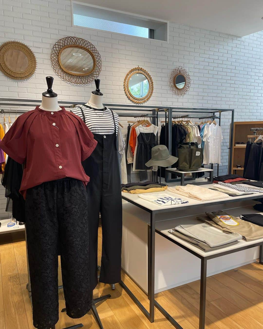 green label relaxing 自由が丘店のインスタグラム：「【WOMEN】新作アイテム多数入荷しております！夏から秋まで着れるアイテムもご用意しておりますので、ぜひ店頭でお試しください。  ※在庫状況などご質問等ございましたら、自由が丘店までお問い合わせください。  ■自由が丘店営業時間 11:00〜20:00 ☎︎ 03-5731-8531 　 ■駐車場サービス お買い上げ金額に応じて以下ご利用いただけます。 場所【自由が丘南口有料駐車場】 > ¥5,000(税込)以上　30分チケット1枚 > ¥10,000(税込)以上　　30分チケット2枚  #greenlabelrelaxing  #グリーンレーベルリラクシング #自由が丘 #jiyugaoka #夏コーデ #秋コーデ #おでかけコーデ #オフィスカジュアル」