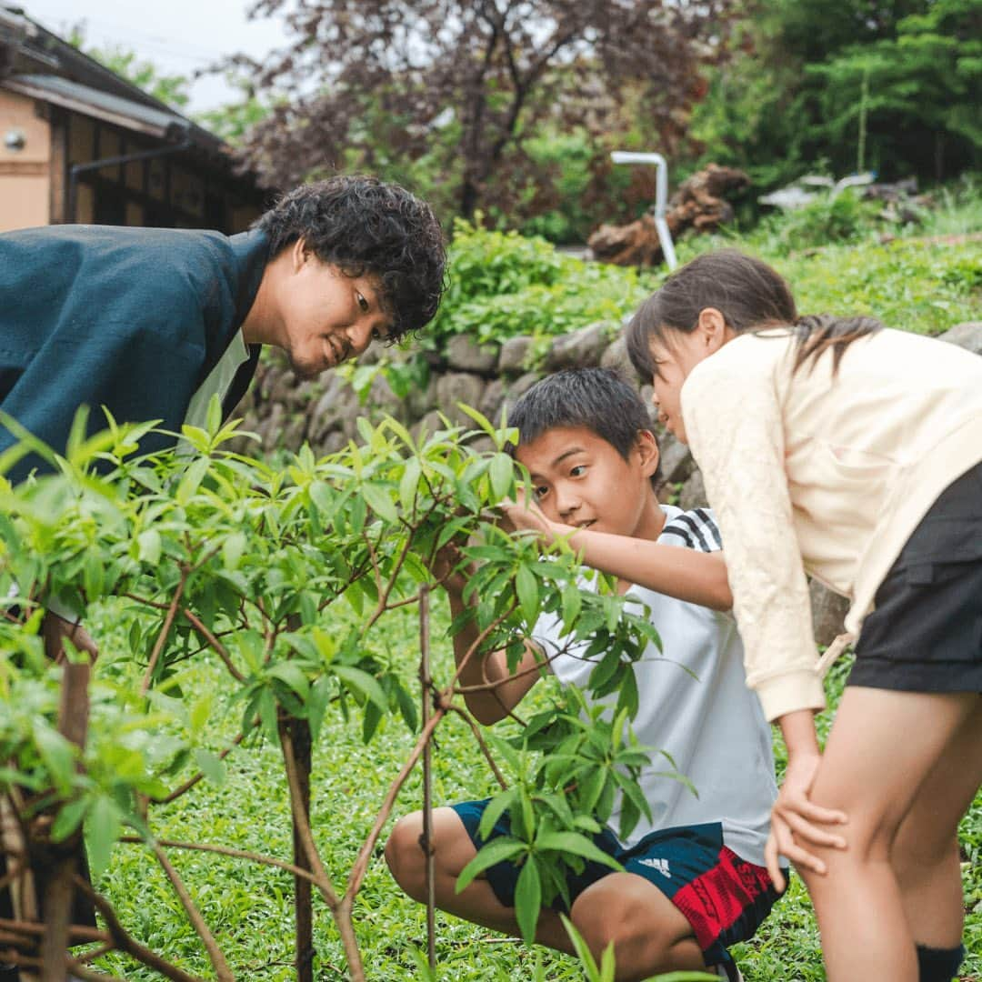 asoview! さんのインスタグラム写真 - (asoview! Instagram)「修善寺で本格和紙すき体験🌱  伊豆 修善寺に古くから伝わる伝統的な和紙「修善寺紙」。 ほぼ全ての工程を手作業で 1枚1枚丁寧に作られる和紙作りを体験！  体験では、紙すき体験に加えて 修善寺紙の歴史や製造工程の説明、 和紙の原材料畑へご案内します！  紙は何からできているのか、 どうやって作られるのか、 実際に紙漉きの作業をしながら、 和紙作りを0から学んでみませんか✨  ───────────────── 修善寺紙谷和紙工房 @shuzenjiwashikobo  📍静岡・伊豆 ─────────────────  #静岡 #伊豆 #修善寺 #紙谷 #お出かけスポット  #子連れスポット #ファミリー  #紙漉き #紙漉き体験 #和紙 #和紙作り #修善寺紙  #手作り体験 #ハンドメイド  #夏 #夏休み #夏休みの過ごし方 #夏休みの宿題  #自由研究 #自由研究ネタ  #週末なにする #アソビュー #asoview」8月8日 17時00分 - asoview