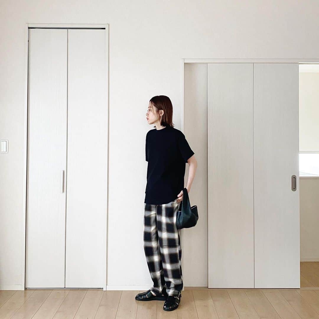 maiのインスタグラム：「この前 うちへ来た時 私のoofosのサンダルを履いて  感激していた まゆみちゃん。 電話してきて 「まいちゃん、この前のサンダルの名前教えて ♪ 」 自分も 欲しいらしい。 教えてあげた。 「ウーポス？ポ？ポス？ウーポス？ え？ホ？ウーホス？ウーポスじゃろ？ は？スに 小さいォ？スォ？ウースォス？ 難しいね⠐⠐⠐ あ！フォ？はーはー！なるほど！ フォーポスね？ え？違う？なんねぇ！」  ⠐⠐⠐伝わらない。 こんなにも 伝わらんもん？笑   「はーはー！なるほど！わかった！ ウーホースね！🐎」  どうか 無事買えますように。  #最近のお気に入りコーデたち #コーデの詳細はwearに」