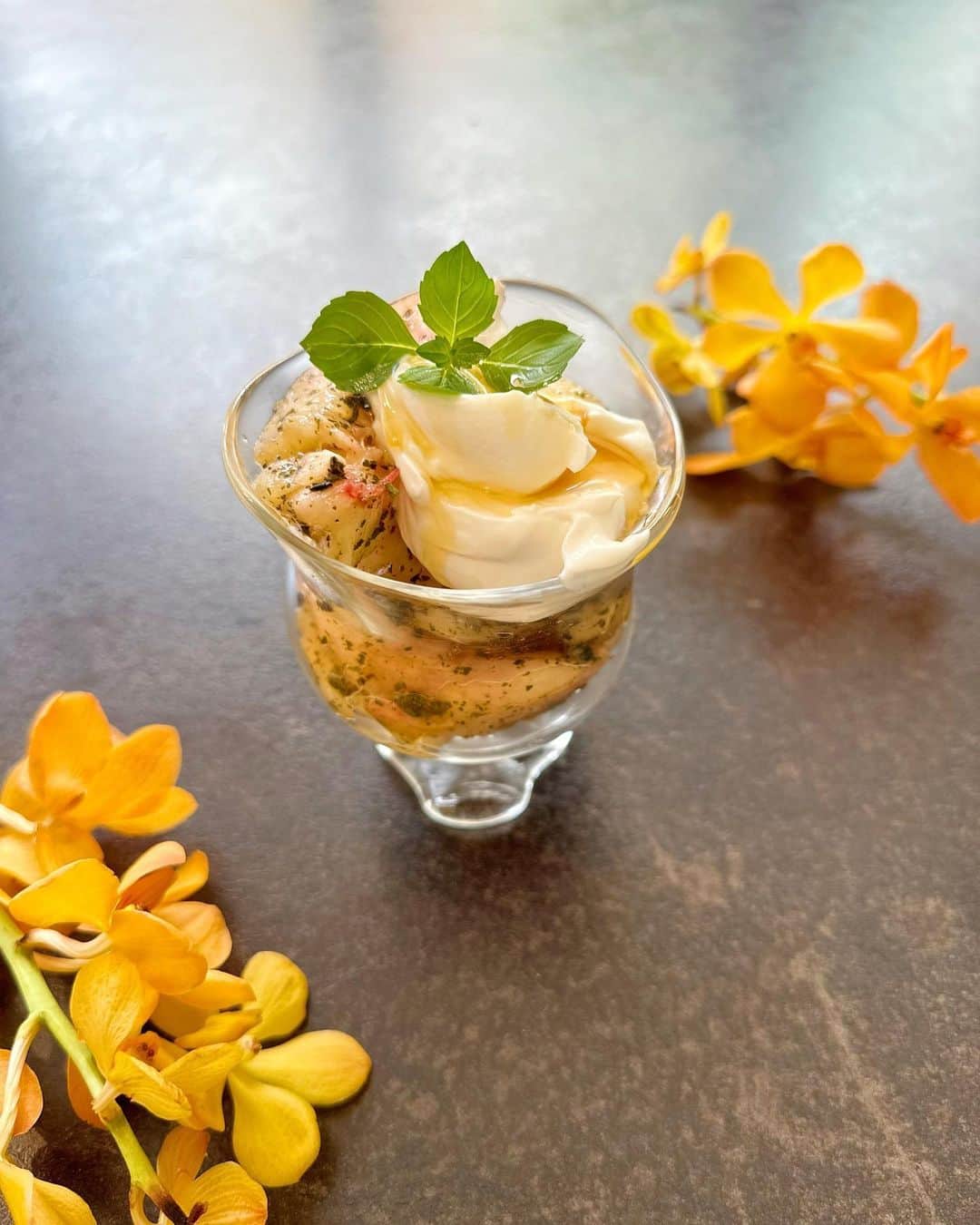 橋本奈実のインスタグラム：「もものアールグレイマスカルポーネ🏵️ ももはあかつき🍑 今年も最高だ😍🫶 作り方は、昔のリールにあるよ✨」