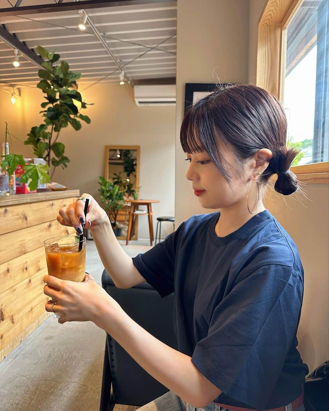 mizukiさんのインスタグラム写真 - (mizukiInstagram)「愛媛帰ってきてカフェもたくさん行けた☕️ コーヒー屋さんは初めて行ったところ。 📍 @kitasaya.roastery  この日はラフなお洋服🙆 マルジェラのTシャツは インポートブランドが豊富なショップ　@importselect_musee さんでgetしたもの💙 シンプルなのにさりげなく後ろのロゴが可愛いの。 ㅤㅤㅤㅤㅤㅤㅤㅤㅤㅤㅤㅤㅤ 8/4 18:00〜8/10までタイムセールもやってるみたいです☺️ ㅤㅤㅤㅤㅤㅤㅤㅤㅤㅤㅤㅤㅤ #tシャツコーデ#愛媛#愛媛カフェ#松山カフェ#kitasayaroastery#お団子ヘア」8月7日 21時18分 - mizukidrop