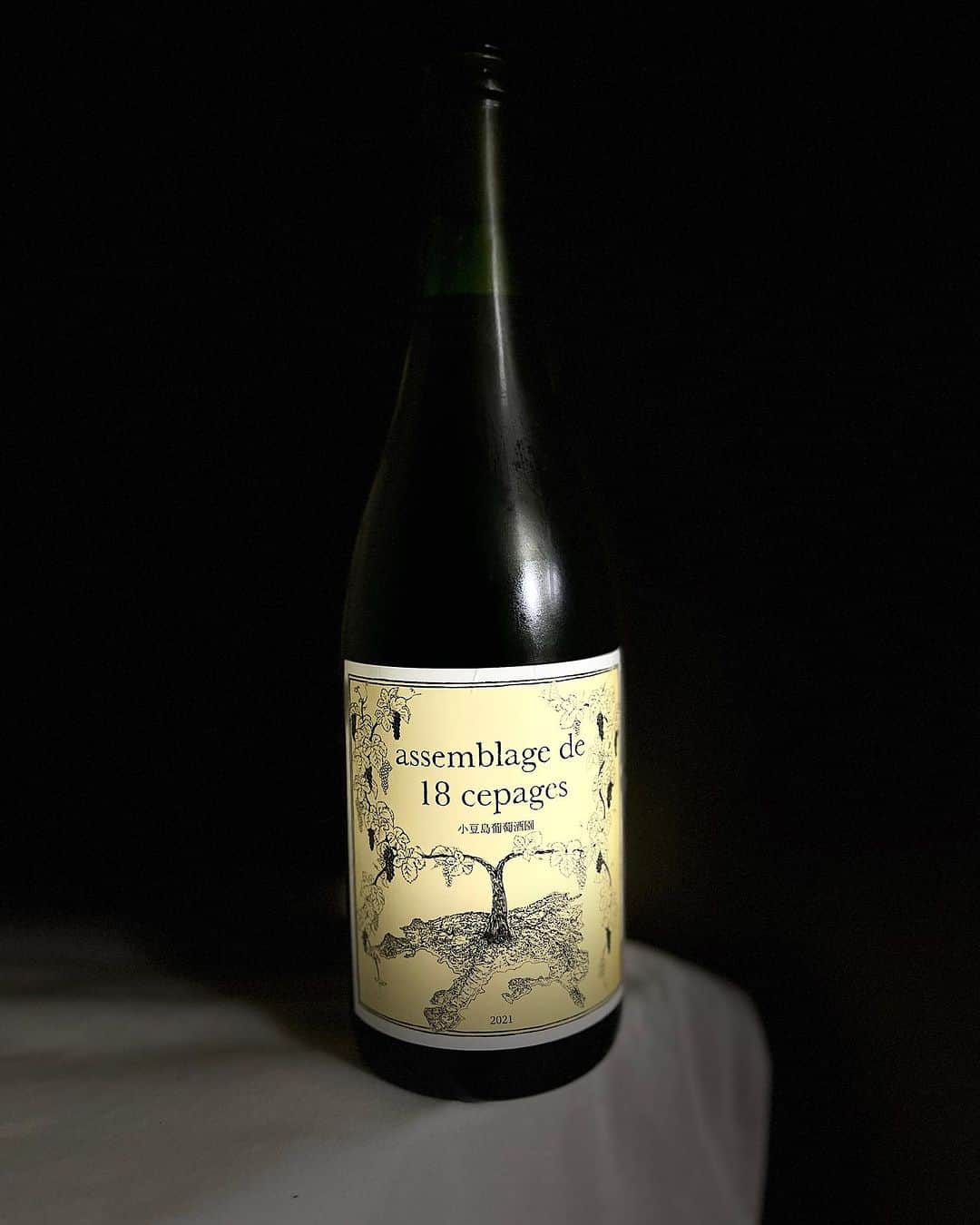 内澤旬子のインスタグラム：「小豆島葡萄酒園のワインラベルのイラストデザインを担当しました。野生酵母で発酵醸造させたワインです。」