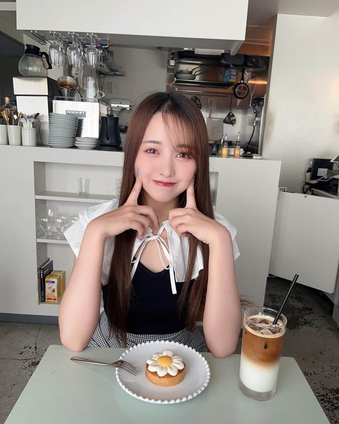 加藤ゆりなのインスタグラム：「この日は暑すぎた☀️暑すぎて叫んだ☀️ まあいつもあついけど🥵 骨格ウェーブ大優勝ブランドの服しか最近着てない🥹  tops @darich_official  skirt @dazzlin_official  shoes @chico__official___   #目黒ランチ #目黒カフェ #darich #dazzlin #chico」