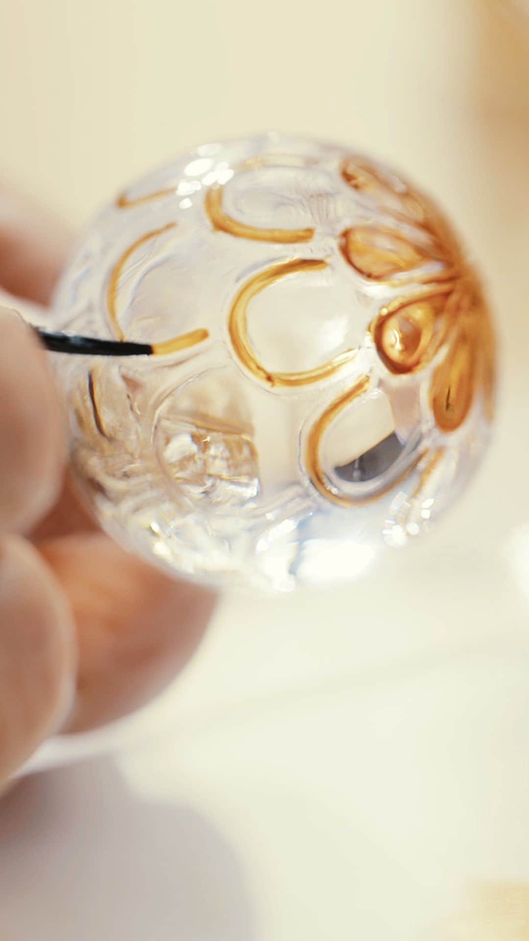 ゲランのインスタグラム：「Since 1853, artisan French glassmakers Pochet du Courval have been responsible for crafting the legendary Bee Bottle. Watch craftswoman and Pochet du Courval Dame de Table Sylvie add the finishing touches to Pierre-François-Pascal Guerlain’s timeless creation.  @groupepochet  #Guerlain #SavoirFaire #BeeBottle #FlaconauxAbeilles」