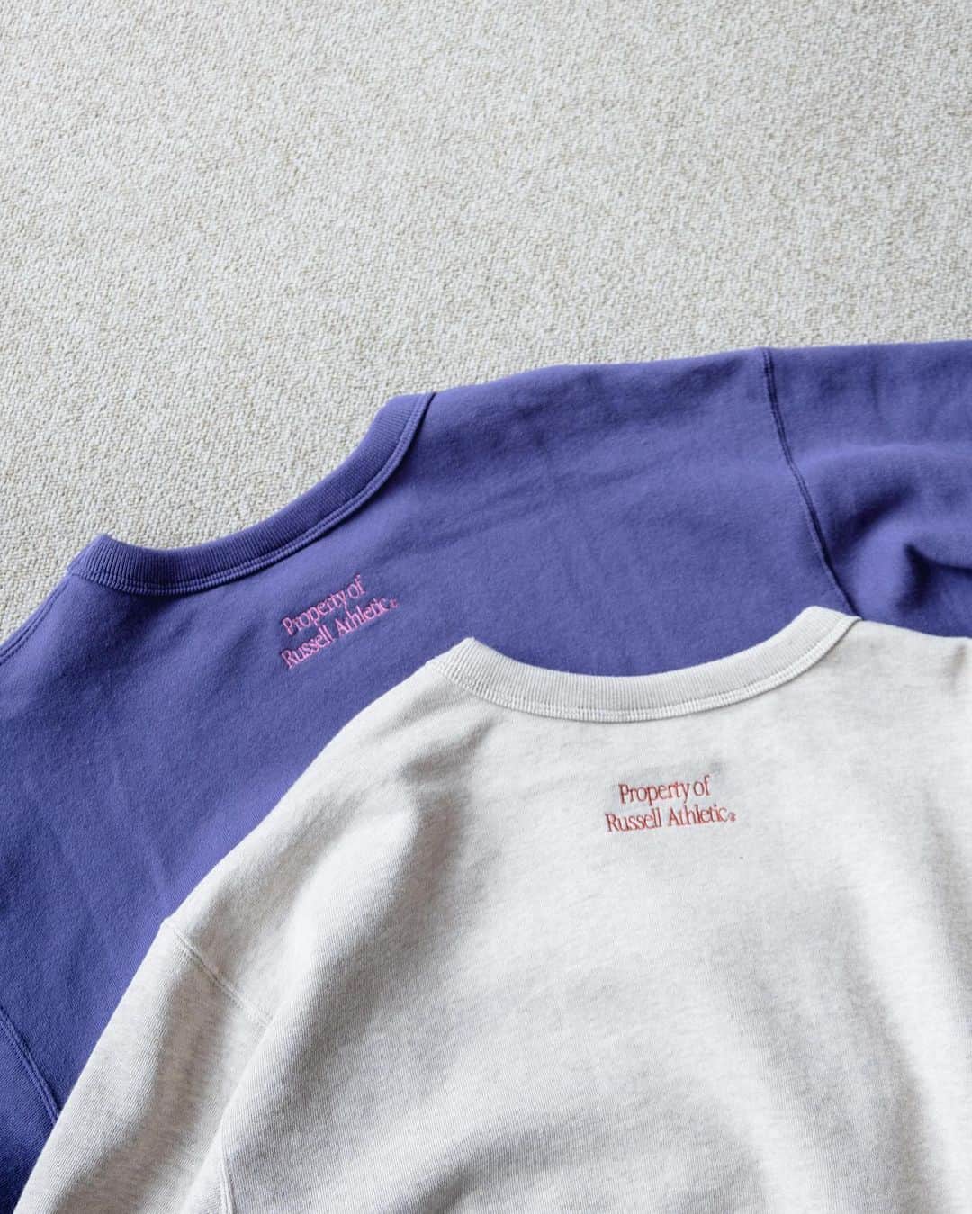 のインスタグラム：「-2023 Early Autumn- ＿＿＿＿＿＿＿＿＿＿＿＿ ㅤㅤㅤㅤㅤㅤㅤㅤㅤㅤㅤㅤ　　 『別注』バックロゴスウェット ¥7,700(税込) ※pre-order ㅤㅤㅤㅤㅤㅤㅤㅤㅤㅤㅤㅤ　　 綿100%のシンプルな裏毛素材を使用し、形など一から別注したスウェットプルオーバー。 身幅と袖には程よいボリュームを持たせ、着丈をコンパクトにすることでスッキリと着ていただけるよう仕上げました。 また、最大のポイントはバックに施した配色の刺繍。 さり気ないデザインがロゴものが苦手な方でも取り入れやすく、プリントではなく刺繍にすることで、スポーティテイストを抑えた程よいカジュアル感がポイントです。 ＿＿＿＿＿＿＿＿＿＿＿＿ ㅤㅤㅤㅤㅤㅤㅤㅤㅤㅤㅤㅤ　　 #urbanresearch #russellathletic  #ラッセル #アーバンリサーチ  #スウェット #スウェットコーデ  #秋コーデ」
