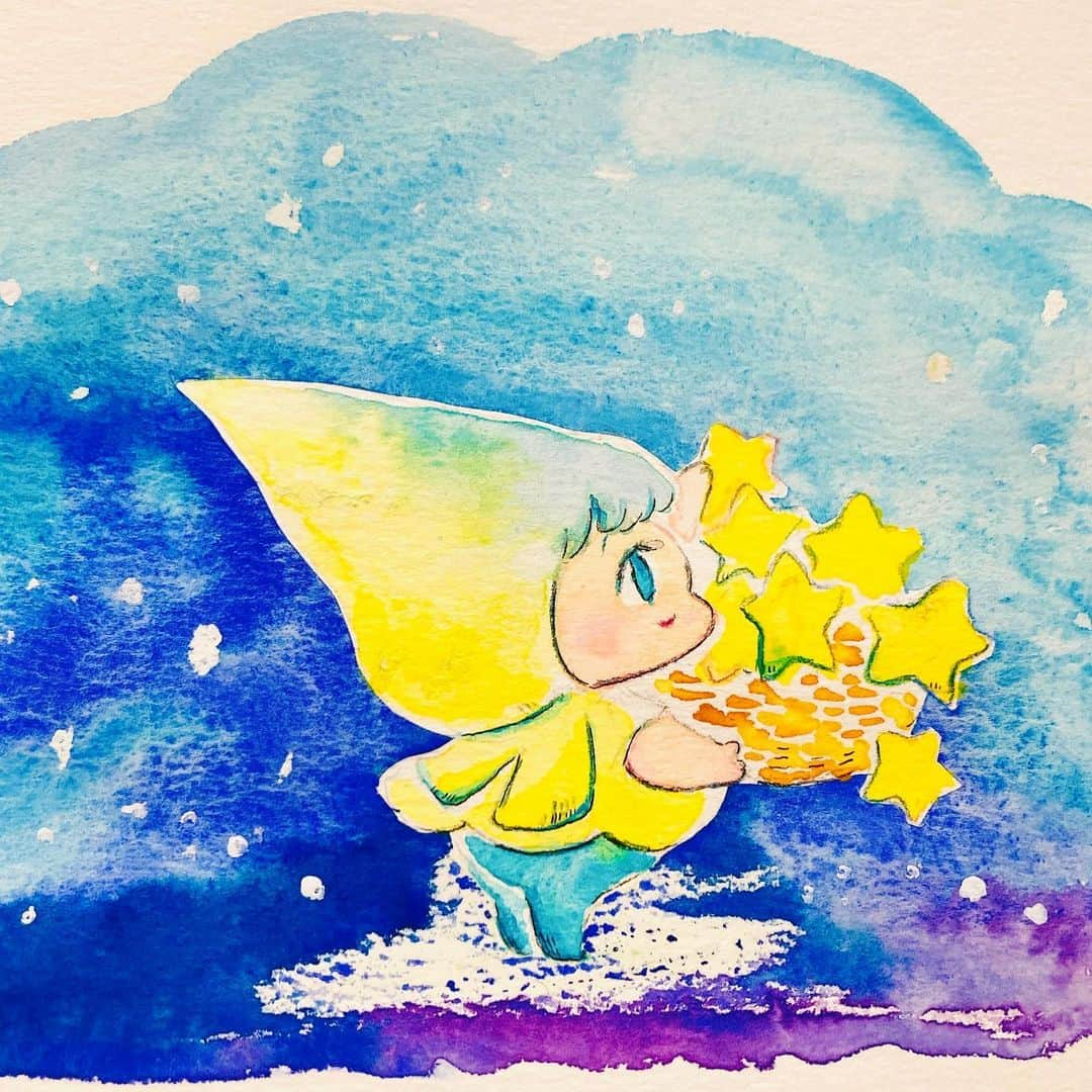 まつざきしおりのインスタグラム：「『両手いっぱいの星を』 たくさんあつめて贈りますね🌟  夏は空や星の絵を描きたくなります🌃✨ 本物のこぼれおちそうなほど満天の星空を瞳に落としたいなぁ。  水彩絵の具は色が混じって変化する様子を眺めるのが科学の実験みたいで楽しい☺️  #水彩 #水彩画 #コピック #色鉛筆 #水彩色鉛筆 #アナログイラスト #星 #夜空 #illustration #watercolor #art #dwarf #fairy #summer」