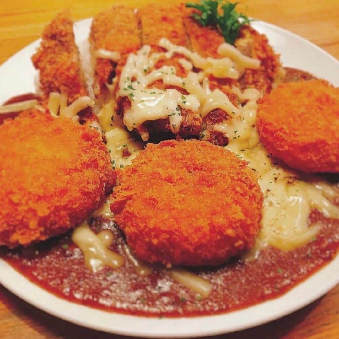 チキン南蛮カレーのルウ王子さんのインスタグラム写真 - (チキン南蛮カレーのルウ王子Instagram)「今日はコロッケカレーが 大人気！！  たくさんのご注文に感謝！  夏休みは カレー倶楽部ルウで テゲうまカレーを食べルウ！ ★ ★ #カレー好きと繋がりたい #チキン南蛮カレー #都城ランチ #カレー #宮崎グルメ #チキン南蛮の日 #カレー倶楽部ルウ #宮崎 #都城 #カレー好きな人と繋がりたい #宮崎ランチ #都城メンチ #チキン南蛮」8月7日 21時33分 - currynoprince