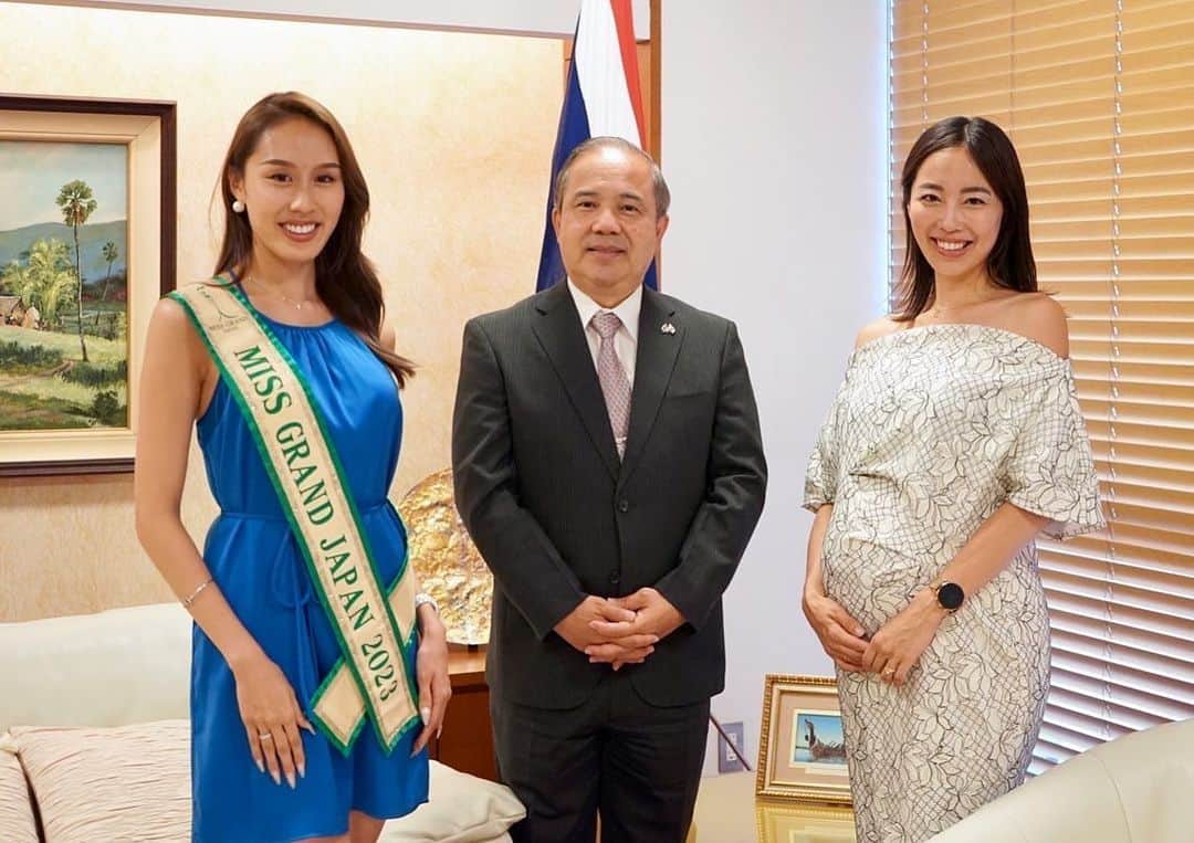 吉井絵梨子さんのインスタグラム写真 - (吉井絵梨子Instagram)「Visiting Royal Thai Embassy in Tokyo with Miss Grand Japan 2023 Yayoi Machida  8月3日、ミス・グランド・ジャパン2023町田弥生 (@_____yayoi_____ )さんとタイ王国大使館へ表敬訪問を行いました。  シントン・ラーピセートパン駐日タイ王国特命全権大使（H.E. Mr. Singtong LAPISATEPUN, Ambassador of the Kingdom of Thailand to Japan）から、現在のタイの情勢や、日本との関わりについてお話いただき、ミス・グランド・インターナショナル開催国であるタイ王国の理解を深めました。  #MGI #MissGrandInternational #MissGrandInternational2023 #WeAreGRANDthe1andOnly #MissGrandJapan #MissGrandJapan2023 #mrgayjapan #ミスグランドジャパン #ミスグランドインターナショナル #タイ王国 #タイ大使館」8月7日 21時34分 - supermamaeriko