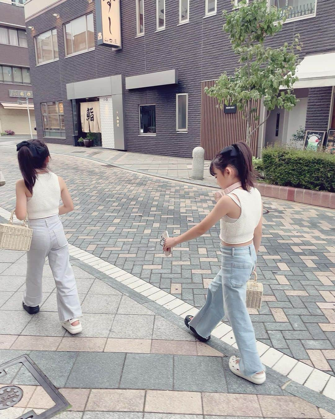 ららここさんのインスタグラム写真 - (ららここInstagram)「.       私が体調壊したり、バタバタで 久しぶりの投稿になってしまいました😭😭 　 夏休みなのに全然撮影出来てないので、 ここからたくさん撮影していけたらいいな📸💕 　 上下zaraのららここお気に入りコーデ♥️ 　 足はクロックスだけど、、笑 　 ------------------------- 身長128cm👧128cm tops▷ 130cm 着用 pants▷ 130cm着用 ------------------------- 　 tops▶︎ @zarakids  pants ▶︎ @zarakids  shoes ▶︎ @crocs  bag ▶︎ @grl_official  　 　 #lalacoco #ららここ #双子 #twins #9歳#子供服 #韓国子供服 #小学生コーデ #キッズコ ーデ #キッズファッション #kidscode #こどもふく #インスタキッズ #キッズコーデ女の子 #小学生女子 #キッズ服 #小学生 #kidsfashion #ig_kidsphoto #kids #kidsootd #zara#zarakids #zaraコーデ#zara購入日」8月7日 21時27分 - lacolaco0612