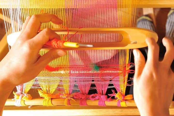 asoview! さんのインスタグラム写真 - (asoview! Instagram)「思い思いの織り物が作れる、機織り体験🧵  お手本のない「さをり織り」という織り方で、 手織りにチャレンジ！ 糸を選びから機織り、デザインまで自由に制作。 糸と糸が重なり合っていく織物の仕組みを 学びながら体験することができます。  選べる糸は500色🌈 幅も色も異なる糸を織り込んで、 自分だけの感性を表現してみよう！  ───────────────── SAORI豊崎長屋 @saoritoyosaki  📍大阪・北区 ───────────────── . . 今年の自由研究なにする？🧑‍🔬 みなさんの夏の思い出や学び体験などを、 #アソビュー を付けて投稿してね！ FeedやStoriesで紹介させてください☺️ . . #大阪 #北区 #豊崎 #梅田 #中崎町 #関西  #お出かけスポット #子連れスポット #ファミリー  #機織り #織機 #さをり織り #織物体験 #機織り体験  #手作り体験 #ハンドメイド  #夏 #夏休み #夏休みの過ごし方 #夏休みの宿題  #自由研究 #自由研究ネタ  #週末なにする #アソビュー #asoview」8月9日 17時00分 - asoview
