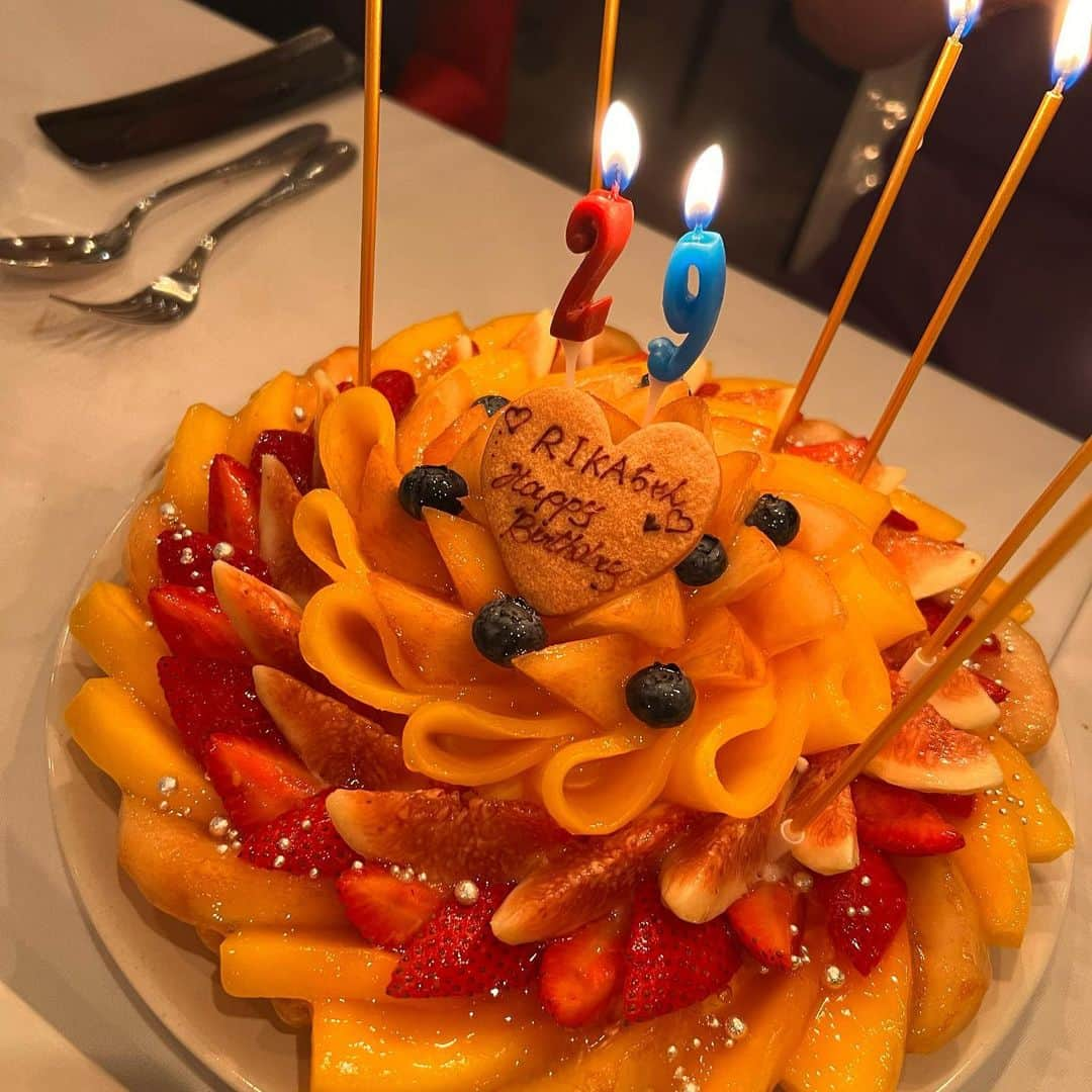 泉はるさんのインスタグラム写真 - (泉はるInstagram)「愛する従姉妹の誕生日会🎂 パパ同士双子なのにうちらは血繋がってないレベルの 似てなさ🫤謎」8月7日 21時28分 - haruppp717