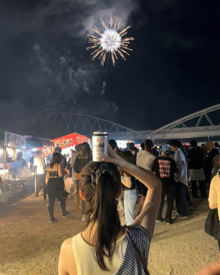 中野恵那のインスタグラム：「久しぶりに地元に帰り友達と 花火大会行って来ました🎇  何年ぶりの花火やろう😂  偶然にもビールの中から花火が打ち上がったのでのせておきますっ！☺︎🍺w  やっぱ夏最高やねぇ🎐」