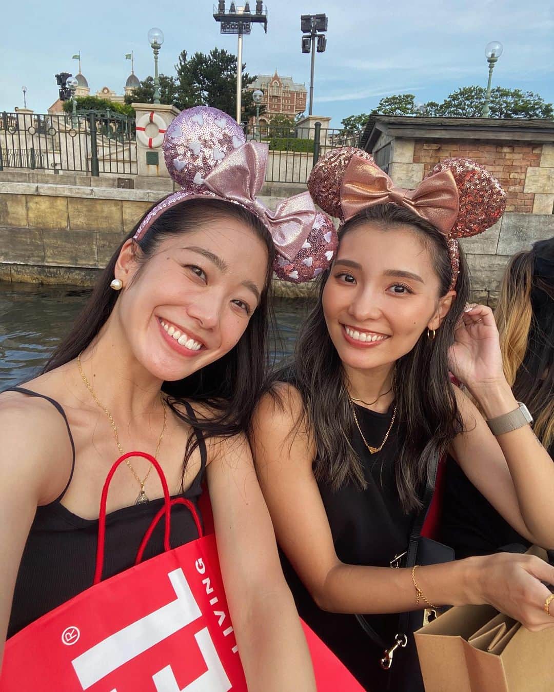KANAMIのインスタグラム：「・ 何も言わなくてもたくさん写真撮ってくれるにゃんころ☺️🩷 大好きなおともだち♡  お洋服は @searoomlynn_official 👗 背中が開いててかわいいの🧚🏻‍♀️  #実は今年入って初めて会った笑 #また行こうねっ #disneysea」