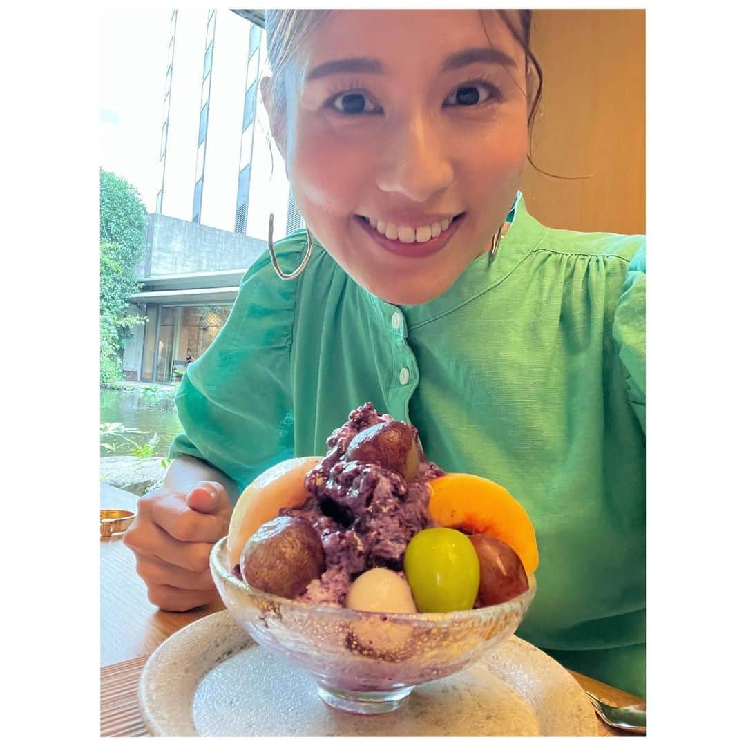 永島優美のインスタグラム：「* 今年初かき氷😝🍧 ピオーネとミルクでさっぱりまろやか🤤🍇 夏だ〜🎆  #岡山 #ピオーネ」