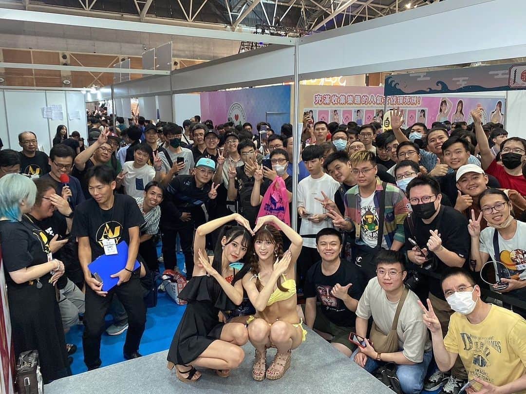 松本鈴香のインスタグラム：「今回のTREは AVwayのブースでした〜♡ ⁡ 最終日だけうみちゃんと一緒に出て みんなと写真撮れて楽しかったです🫶🏻 ⁡ 個別ブースもブースステージも 遊びに来てくれたみなさん 本当にありがとうございました🤍」