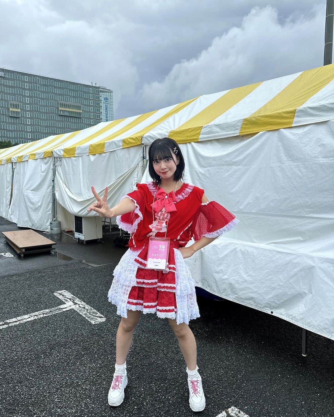 山田寿々のインスタグラム：「. ⁡ ⁡ ⁡ TIF2023最高でした☺️🫰💞 ⁡ 来年も出演させて頂けるように頑張ります…！ ⁡ Tシャツも可愛くアレンジして頂きましたっ 赤色ってやっぱちょーかわいい❤️ ありがとうございます♡ ⁡ ⁡ #tif2023 #アイドル #ストガ #赤色担当 #ボブ #外ハネボブ #ootd #tシャツ」