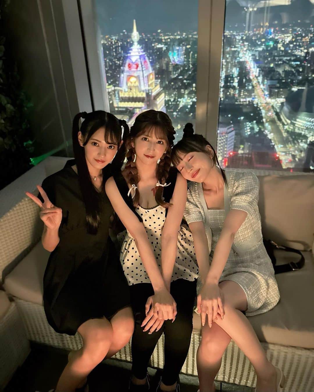 八掛うみのインスタグラム：「. 今回一緒のブースだったみあちゃんとりりちゃん🫣🩵  2人には常に支えられてばかりで、 一番近くで沢山励ましてくれました😭❤️‍🔥 同じブースで嬉しかったです🫶🏻  本当にありがとうございました😭💭」