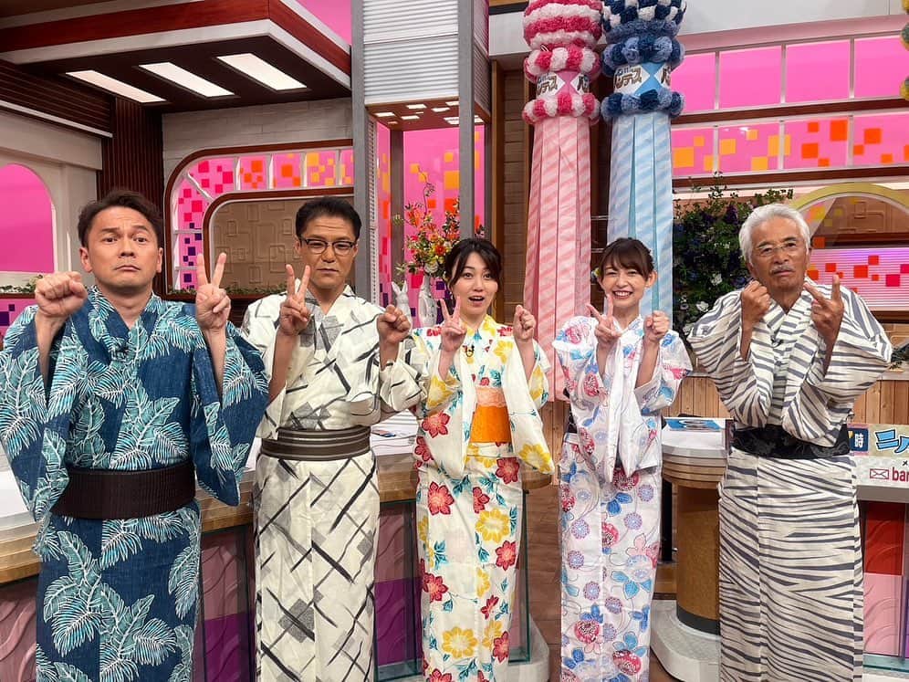 のインスタグラム：「＂𝐓𝐀𝐍𝐀𝐁𝐀𝐓𝐀＂  仙台七夕まつりということで 出演者みんな衣装は浴衣でした！  私は自前の浴衣でして、 アロハシャツブランドが作った浴衣なので 柄が南国チックになっております♬  きょうもご覧いただきありがとうございました！  【写真解説】 ①楽天イーグルス・辰己涼介選手の鷲砲ポーズをみんなで。 ②ゆきのちゃんを囲むおじさん2人。 ③ビューティーたちに紛れ込むおじさん。 ④だよんとおじさん。 ⑤スタジオ内の吹き流し。 ⑥外賀渾身のShooting！」