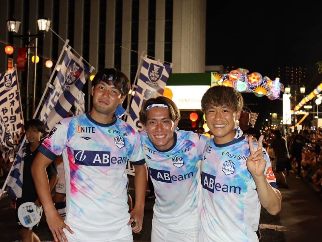 野田裕喜さんのインスタグラム写真 - (野田裕喜Instagram)「山形に来てずっと花笠祭りに出たいなーと思ってて今年やっと出れました😁 山車にも乗せてもらってとてもいい経験ができ、夏の思い出になりました😎 手を振ってくれた方、うちわを貰ってくれた方、ありがとうございました！  今週はホームでの試合なので連勝を続けていけるように、みんなと喜びあえるようにまた準備していきたいと思います💪  #はるみさん顔小さすぎ」8月7日 21時44分 - nodahiro.0727