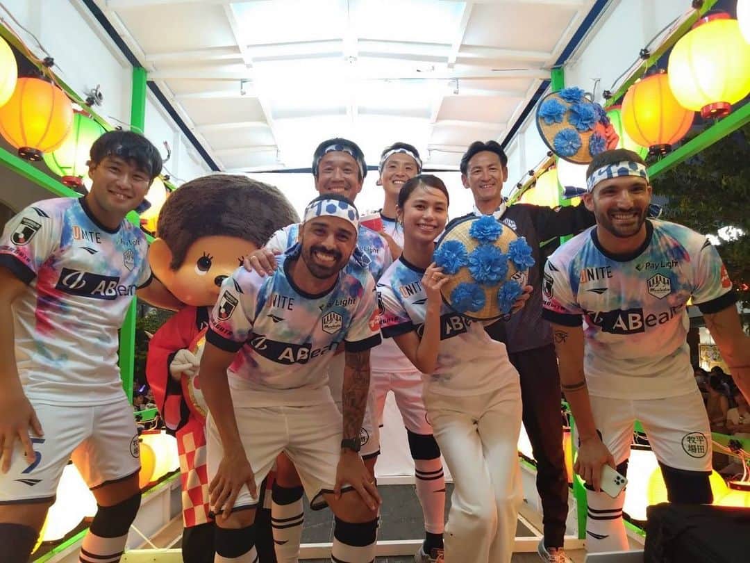 野田裕喜さんのインスタグラム写真 - (野田裕喜Instagram)「山形に来てずっと花笠祭りに出たいなーと思ってて今年やっと出れました😁 山車にも乗せてもらってとてもいい経験ができ、夏の思い出になりました😎 手を振ってくれた方、うちわを貰ってくれた方、ありがとうございました！  今週はホームでの試合なので連勝を続けていけるように、みんなと喜びあえるようにまた準備していきたいと思います💪  #はるみさん顔小さすぎ」8月7日 21時44分 - nodahiro.0727