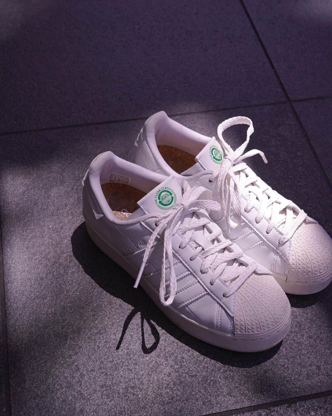 芝彰子のインスタグラム：「👟🤍🌻  このSUPERSTARは 数年前から履いているリサイクル♻️素材のもの。  軽くて履きやすくて。 どこまでも歩けてしまいそう…🪽 そんな一足。  .  . episode❶  #sneaker #adidas #SUPERSTAR #cleanclassics #スニーカーと私 #白いスニーカー」