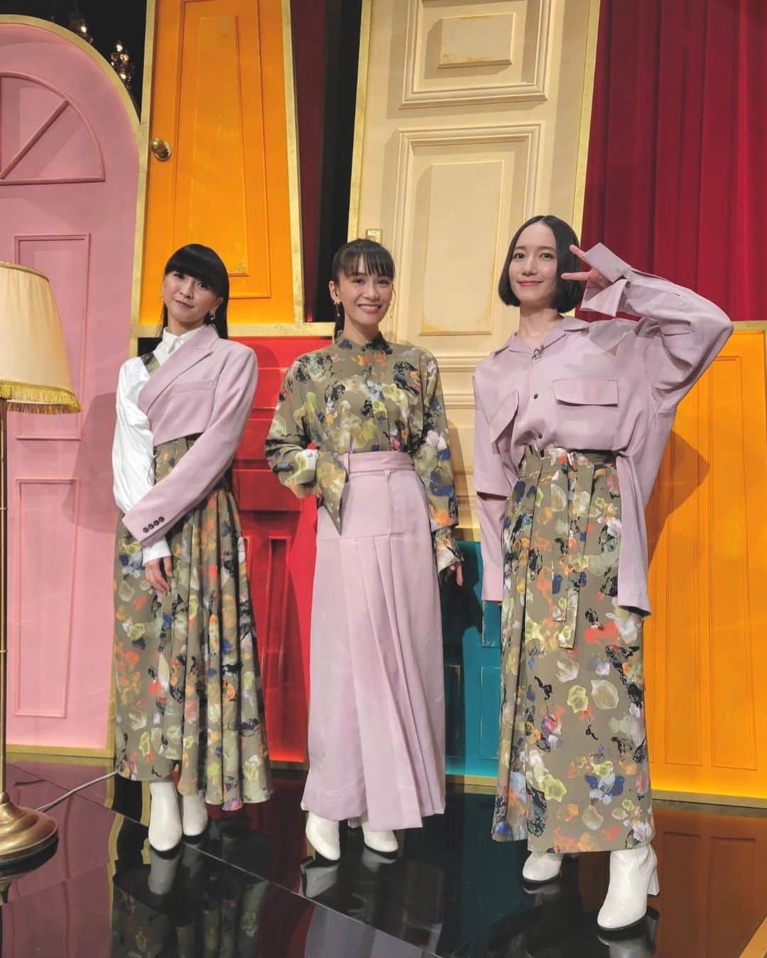 Perfumeのインスタグラム：「NHK BS8K「謎解き！ヒミツの至宝さん」 「伊藤若冲 百花図」「縄文丸木舟」ご覧いただいた方ありがとうございました💐  お花から歴史を紐解き、丸木舟で縄文人体験を楽しみました🧚🏻‍♀️  再放送もあるのでぜひご覧ください🌻  Thank you for watching new episodes episode of "Nazotoki! Himitsu no Shiho-san"🕵️ Make sure to check out reruns in case you miss it!  #prfm」