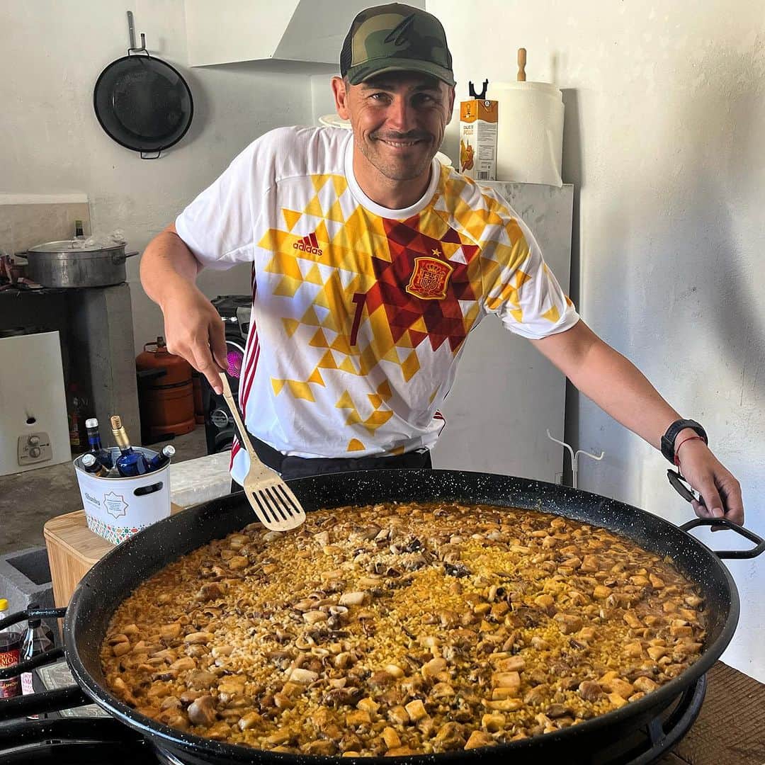 イケル・カシージャスのインスタグラム：「La gente no sabe lo bien que cocino… 🥘」