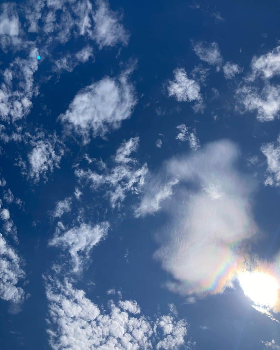 佐藤みゆきさんのインスタグラム写真 - (佐藤みゆきInstagram)「今日の松川浦の空。 美しい色だったので、フィルターも加工もせずに。 こ、これは、あの彩雲なのかしら？ 皆んなにいい事があるといいな。  昨日今日と、 『1/10 Fukushimaをきいてみる』 10本目の取材でした。  2013年、古波津陽 @yo_kohatsu 監督と10年続けると決めて始めたこのプロジェクト、目の前だけ見て進んでいたらあっという間に10年経っていました。  今回の取材では、初めの年、2013年にお話を伺った方、お二方と、初めましての方にお話を伺いました。 お久しぶりの方々は、私の出演作品を観てくださっていて「おかえりモネ、良かったよ」と。 作品を観て、思い出してくださっていたなんて、とても嬉しい…。  2022年版でお話を聞かせていただいた平岡正康 @hiramasa66 さんが今回も同行してくださいました。こうして仲間が増えていく喜び。感謝尽きません。ありがとうございました！  とても濃い、充実した取材となりました。今年はプロジェクトの節目の年。 形を変えて続けていく、その形を考えながら進んでいます。  全国で上映も企画していただいていますので、またお知らせしますね。 多謝。」8月7日 21時45分 - satoukichiyome