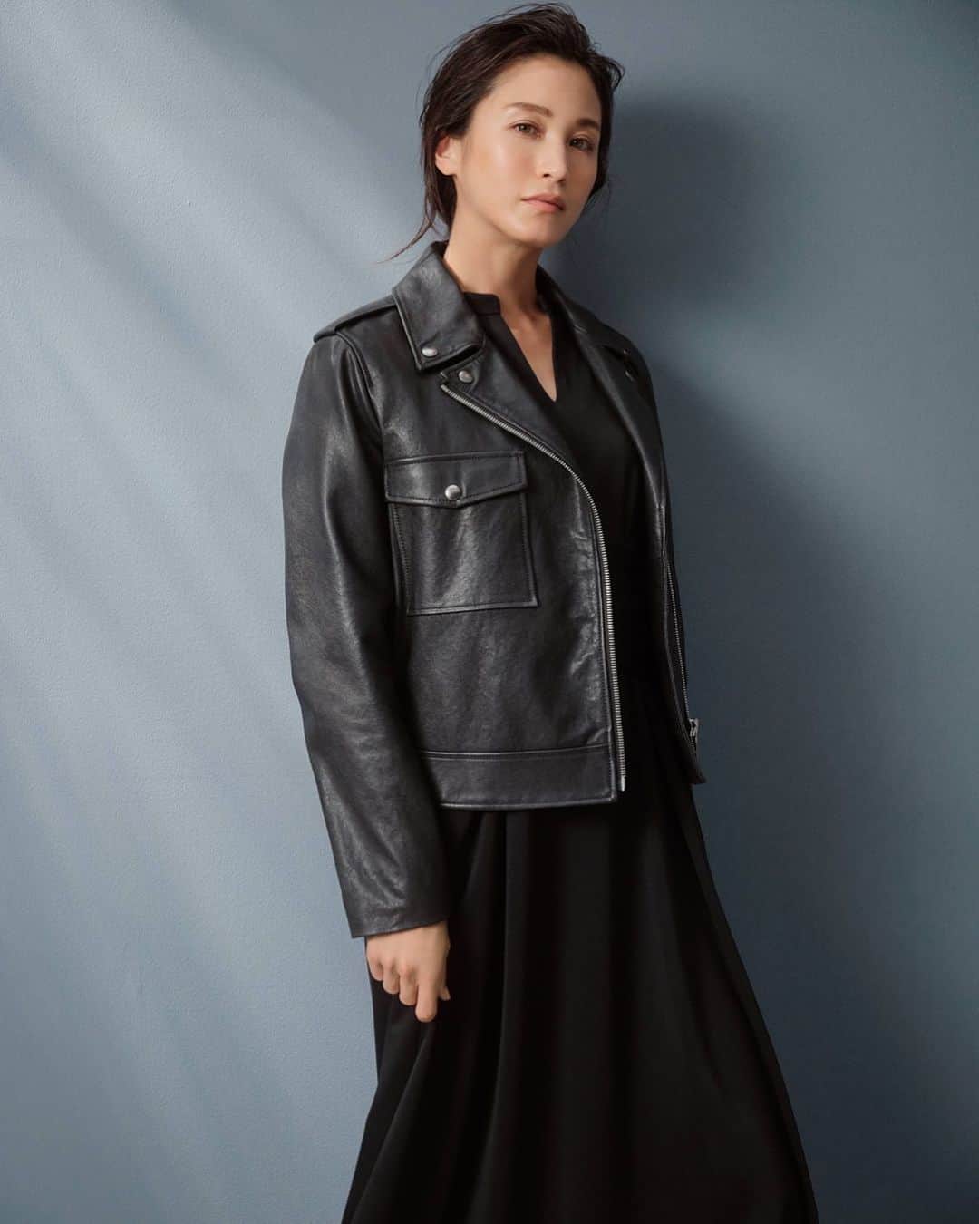 Theory luxe official account.のインスタグラム：「［FALL 2023 COLLECTION -August-］  しっかりとシボのある表情豊かなライダースジャケットは、丁寧になめした高品質なラムレザーを使用。 肉厚なので防寒性にも優れ、適度な光沢がラグジュアリー感を高めます。 ベジタブルタンニンなので長く愛用することで体に馴染み、レザーが持つ独特のヴィンテージ感が楽しめるのも魅力。  エレガントなAラインシルエットのジャージードレスに羽織り、エッジィなアーバンルックを目指して。  #theoryluxe #セオリーリュクス #ライダースジャケット #ライダース #秋アウター #レザーアウター #ワンピース #ブラックコーデ #ワントーン #ワントーンコーデ  #ワントーンコーディネート #秋コーデ」