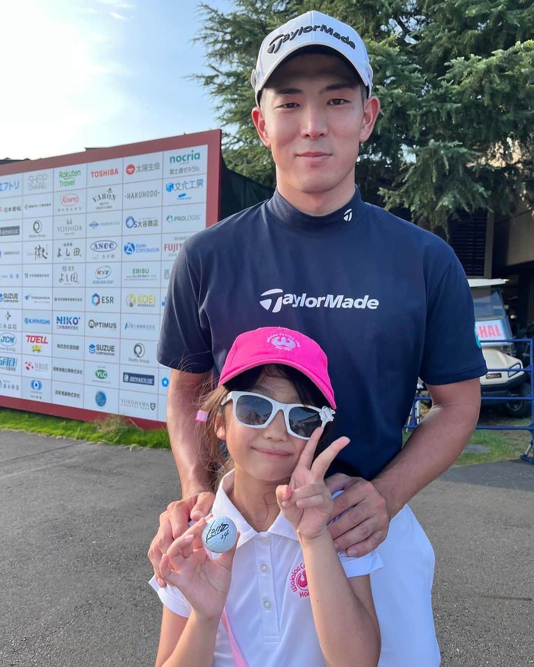 YUAのインスタグラム：「🏌️‍♂️🏆 先週末の横浜ミナトチャンピオンシップ＠横浜カントリークラブ 中島啓太プロが優勝しました！ プロになって3勝目 でもゆあにとっては待ちに待った現地観戦での優勝です✨ ずっとこの日を待っていました 家族だけじゃなくゆあのお友達やおばあちゃまのお友達、SNSのフォロワーさんやセナのフォロワーさん、中島選手の応援仲間さんまでみんなが「ゆあちゃんおめでとう」というメッセージをくれました笑 ゆあ、ただのファンなのに笑 中島啓太が優勝争いしてるからゆあちゃんいるかなと思ってずっとテレビ見てたよという方や、テレビ見たよ！映ってたよ！と言って動画を送ってくれた方もいました😭 本当にありがとうございます ゆあが優勝したわけではありませんが皆さんからのおめでとうの言葉で嬉しさが何百倍にもなりました 大好きな選手が優勝することってこんなに嬉しいことなんだなあと家族で思いました 昨日の帰りは中断で遅くなっただけじゃなく事故渋滞などもあったけれどみんなご機嫌の帰り道でした🚗💨  中島啓太プロ優勝おめでとうございます🏆✨ ・・・ ・・・ #yua #kidsmodels #8yearsold #tokyojapan🇯🇵 #golfkidsfashion  #jgto #男子ゴルフツアー盛り上げ隊  #中島啓太プロ  #keitanakajima  #横浜ミナトチャンピオンシップ  #横浜カントリークラブ」