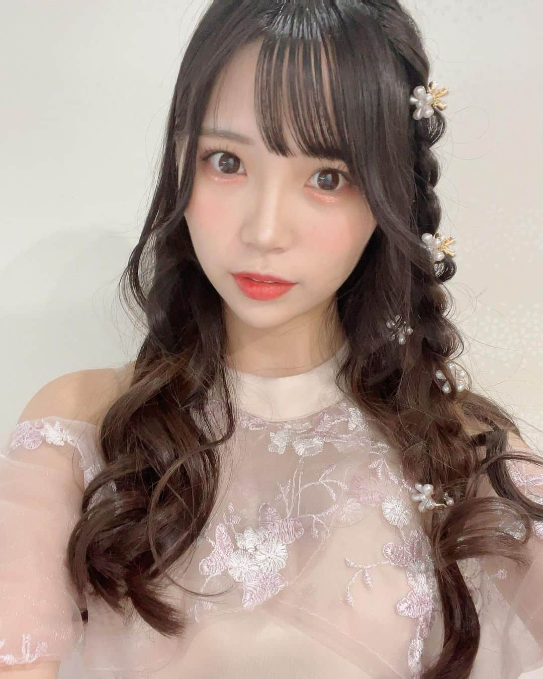 尾上美月さんのインスタグラム写真 - (尾上美月Instagram)「先月のイベントのブロマイドパート2が全国のコンビニでゲットできます✨💖  イベント来てくださった方も来られなかった方もぜひ沢山ゲットしてください🫶🏻☺️  コンビニにいっそげ〜〜💨😙🏪  販売期間：8/7(月)～8/21(月) 販売詳細のリンクはストーリーに🔗貼ります〜🥰✨」8月7日 22時00分 - omizuki_0522