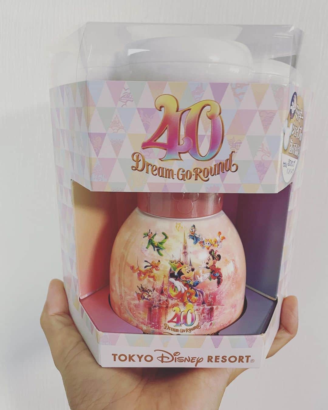 小林亜里紗のインスタグラム：「これー欲しかったの♡ #欲しかったやつ #ディズニーランド40周年  弟婦夫婦がシーに行って買ってきてくれました♪ #ハンドソープ #泡ハンドソープミッキー  でももともと我が家に違うバージョン2種類。そろそろ劣化も気になるところだけども可愛くって捨てたくない。笑」