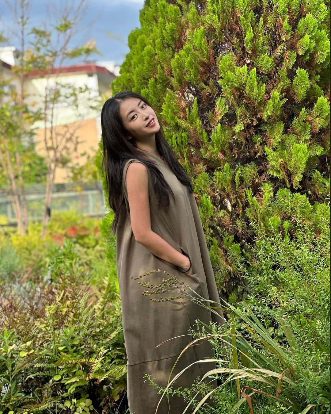 YU-Aのインスタグラム：「こんばんは😊  こちらの写真達もジャケ写風に🐒が撮ってくれました😂  数日前に1日気温が 落ちた日があったんだけど、 その日以降まだ全然暑いけど 秋を肌で感じています😳  暑さの種類が変わったというか🤔 風の感じが違うというか🤔 わかる人いるかなぁ？！  寒いの嫌いだから夏が終わる気配を感じてもうなんか悲しい🥲  明日はプリプロ&YOUTUBE撮影🙋🏿‍♀️ 明日も頑張りましょ👍🏿  #YUA」