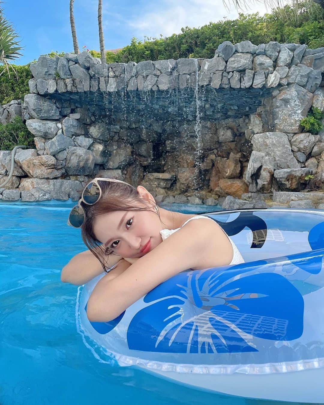 いっちゃん/嶋津 いつみのインスタグラム：「沖縄なのに海で遊ばず プールで遊びました⛱️🩵ww  水着は @sheinofficial  だよー✌🏻  プールで夕方までぷかぷかして 温泉からサンセット見るの最高だった🌇✨  #沖縄 #沖縄カフェ #旅行 #旅行好き #ビキニ #水着 #沖縄観光 #いっちゃん #関西 #関西モデル  #関西フリーモデル #フリーモデル　 #ブライダルモデル #ウェディングモデル #着物モデル #フリーランスモデル #看護師 #ナース #nurse」