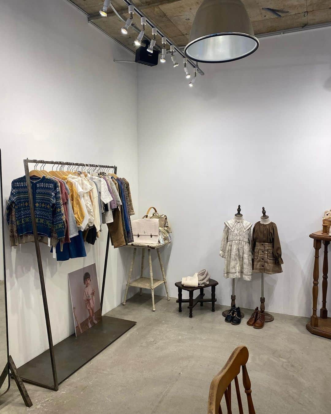 山口愛実のインスタグラム：「june -little closet- さんの秋冬受注展示会にお邪魔しました🦢  6月産まれのお嬢さんにちなんだブランド名 そんなお子さんへの思いと同じ丁寧で愛情がこもった可愛いお洋服達。 私はグレーのケープ付きウールコート（持った感じ軽くて肌触りが滑らかケープが取り外せて可愛い🤍）を注文したのですが帰ってユニ子に伝えたら「ピンクが良かったな」と。最近もう私おねえさんだから👧が口癖だからピンクピンク期は卒業したかと思ったら母の読みが甘かったー！  来年の春の入学式で着たら絶対可愛いママと娘のリンクコーデセレモニーや女の子服だけではなく男の子服やママワンピースなど秋冬に着たら心も体もあったかなお洋服達はリアルママ友にもおすすめしたい！ 兄×妹やママ×ガール、ママ×ボーイでリンクコーデ出来ちゃうのがなんとも可愛いらしくて外の暑さを忘れてほっこりしました。  秋冬がはやくきて欲しくなるコレクションをぜひチェックしてみて下さい🍁  @june_littlecloset   #june_littlecloset #こどもふく #こどものいる暮らし #madeinjapan #おんなのこママ #おんなのこふく #おとこのこふく #リンクコーデ　#おやこーで　#PR」