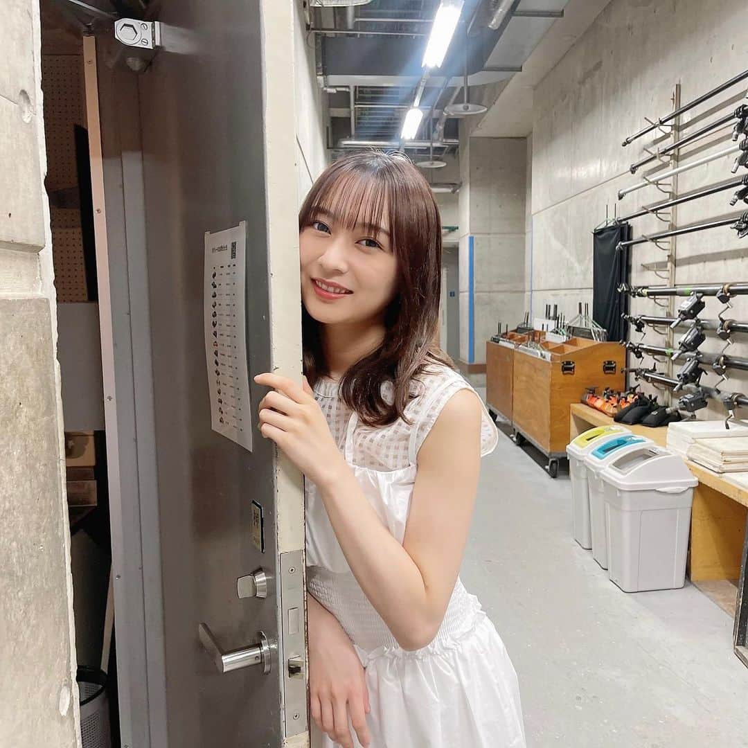 鈴木絢音のインスタグラム：「1年ほど前の写真で失礼いたします。 皆さま いかがお過ごしでしょうか。 私は、あまりの暑さに少し夏バテ気味で、冷たくて甘いものしか喉を通りません。 この夏は少し痩せそうだな なんて思っていましたが、視界に自分の頬っぺたがうっすら入ってくるくらいには、ふっくら もちもちになりました。 身体を動かす趣味を見つけたいです。」