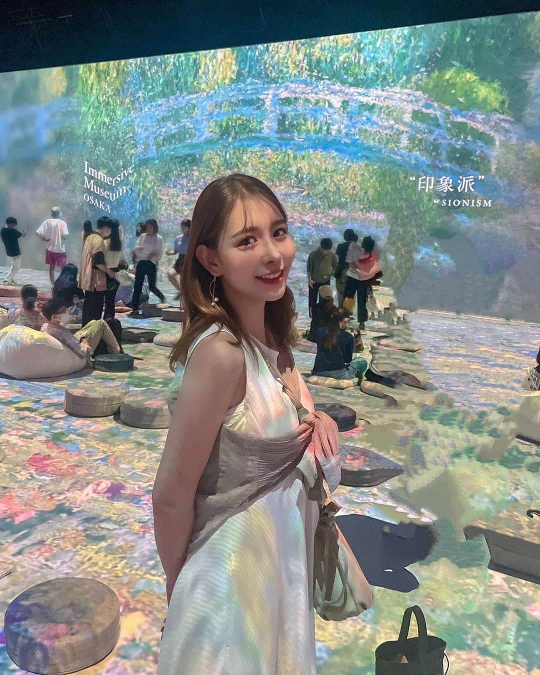 岩下えみのインスタグラム：「⁡ ⁡ ⁡ @immersive.museum_osaka へ 行ってきた〜(∨̈)𖧷 元々絵画とかアートが好きで よく美術館行くけど 今回はそんな絵画が映像化されて 鑑賞する絵画から、体感する絵画に🖼️𓂃 𓈒𓏸𓐍 静かな美術館も好きやけど 音楽に合わせて体感できるアートも 面白い( ˙꒳​˙ )✨ ⁡ 彼らが見てきた世界とか テンションあがる😆🎨 ⁡ いろんなシーンでテーマが 分かれていて えみのお気に入りは 『絵画の中へ』かな♪ ほんっとに絵の中に入って しまったみたいな不思議な感覚が たまらん😻（笑） ⁡ 期間限定なので是非体感しに 行ってみてねᐠ( ᐢᐢ )ᐟ♥︎ ⁡ ⁡ 期間は 2023.06.17〜09.06までやってるよ ⌄̈⃝  𖥣大阪府大阪市福島区福島１丁目１−１７ ⁡ ⁡ #堂島リバーフォーラム#ImmersiveMuseumOSAKA #イマーシブミュージアムオオサカ #美術館#クロードモネ#エドガードガ #ルノワール#体験型ミュージアム #DiveinArt」