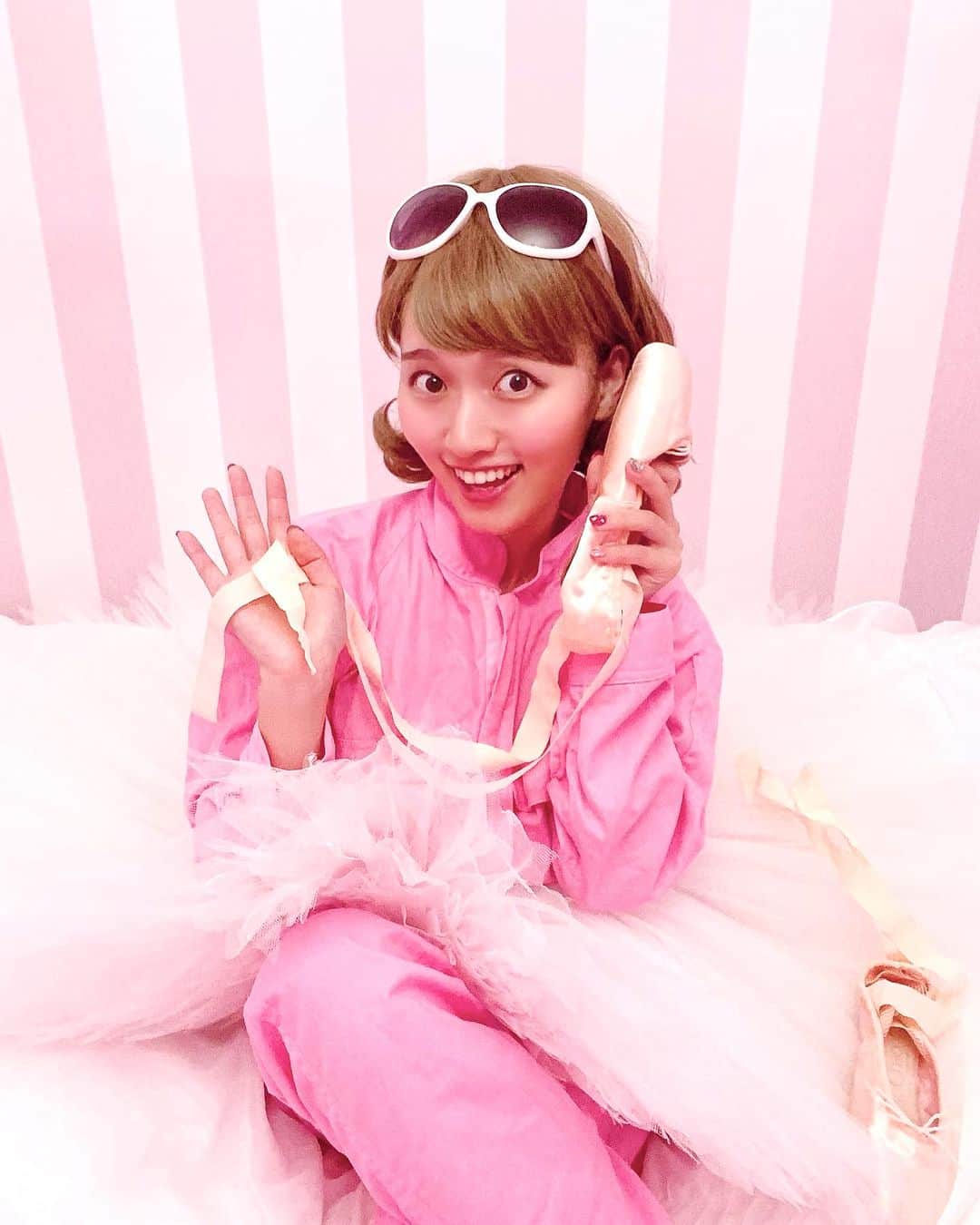 松浦景子さんのインスタグラム写真 - (松浦景子Instagram)「8/11(金)から公開される映画『Barbie』の試写会へ行かせていただきました🎀  自分の家や持ち物が全てピンクなくらい ピンク色が大好きな私にとって  私の人生になくてはならないバービーという存在💖  もちろん、映画を観る前から感動してましたが 内容が想像を超えてきて まさかこんなに泣くとは。そしてブッ刺さるとは。 そしてこんなに笑うとは。  観た人全員が必ずハッピーになります！✨  ぜっっっっっったい観たほうがいいです！  この世の電話が 全部トゥシューズだったらいいのに💖  バレエ大好き🩰💗💕 ピンク大好き💞💗💖🌸💓 Barbie大好き👸👠  レオタード @kekke.official   #ピンクのツナギは映画に出てきた #はしゃいでるアラサー #世界一ピンクな家に住んでます #バレエ #バレエ大好き #Barbie #ballet #kekke #バービー #barbiedoll #barbiegirl #barbiestyle  #balletdancer #ballerina  #balletphotography #balletpost #balletlife #balletlovers #barbiemovie  #吉本新喜劇 #新喜劇 #松浦景子  #バレエレオタード#クラシックバレエ  #けっけちゃんねる #バレエあるある」8月7日 21時59分 - pinkpinks13