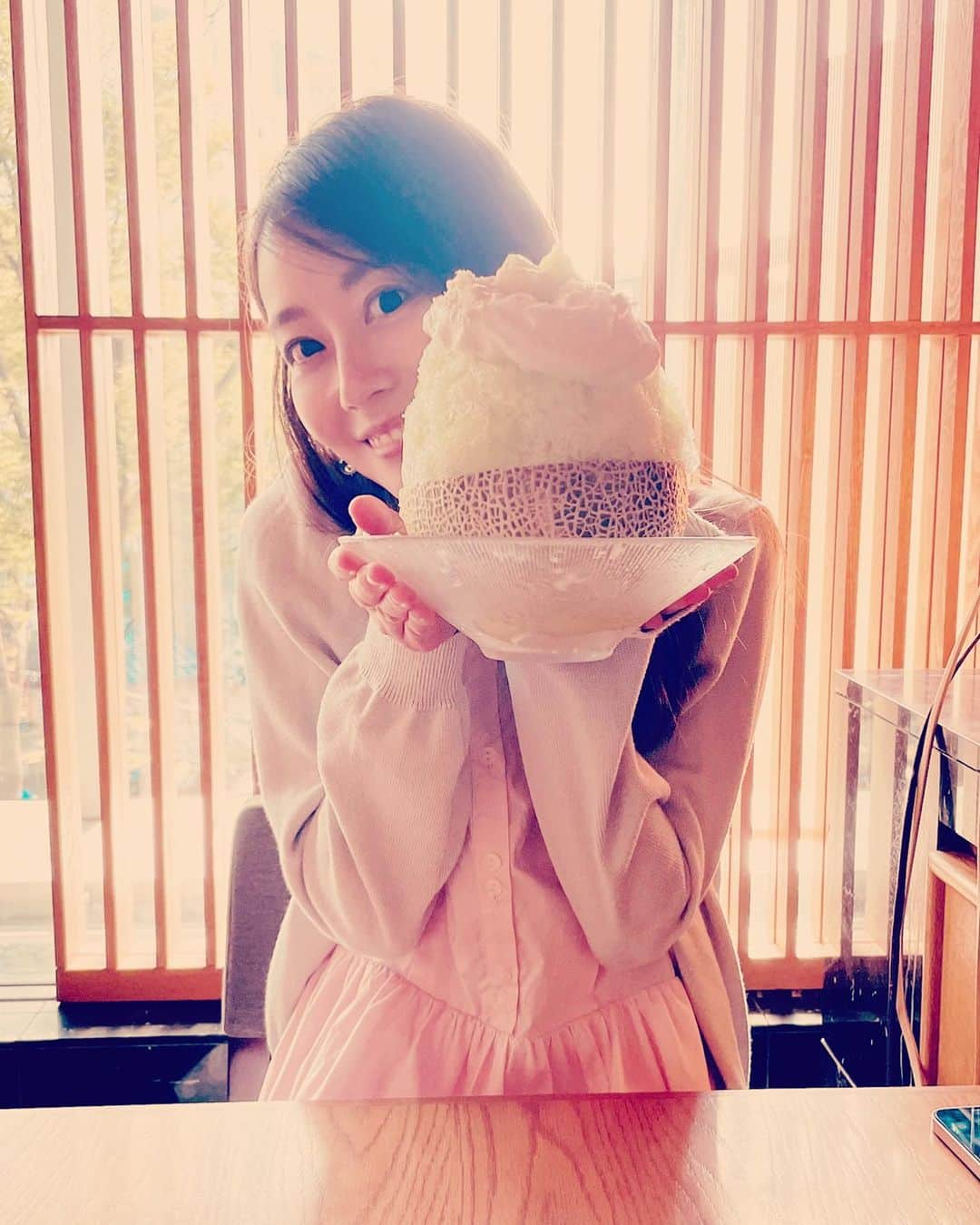 のインスタグラム：「#夏の思い出  #わさびかけるかき氷  あっという間に夏の真ん中に立っていて  きっとすぐに一年の終わりがやってくる  一瞬一瞬がはやくて、 でも濃密で、 吹き飛ばされないように  先の未来ばかりに足をとられないよう 今の、今を、おもいきり大切に。  #アトリエ日記も更新しました」