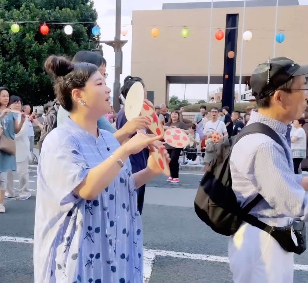 馬場園梓のインスタグラム：「やったやったー！！  念願の #山形花笠祭り に行ってきました！！  しかも #やままる の中継で "輪踊り"に参加させてもらいましたよ！  (誰でも私服で飛び入りで参加できて、紙製の花笠がもらえる♪)  めちゃくちゃ楽しくて 我を忘れて踊りまくって「スタジオにお返しします」って言うの忘れてたで。　  汗だくやで🤤　  素敵な夏の思い出ができました。  ありがとうございました！！  ルン♪  #nhk山形放送局  #nhk山形やままる  #山形花笠まつり #輪踊り #山形市役所前 #ワンピース #superhakkafeuille」