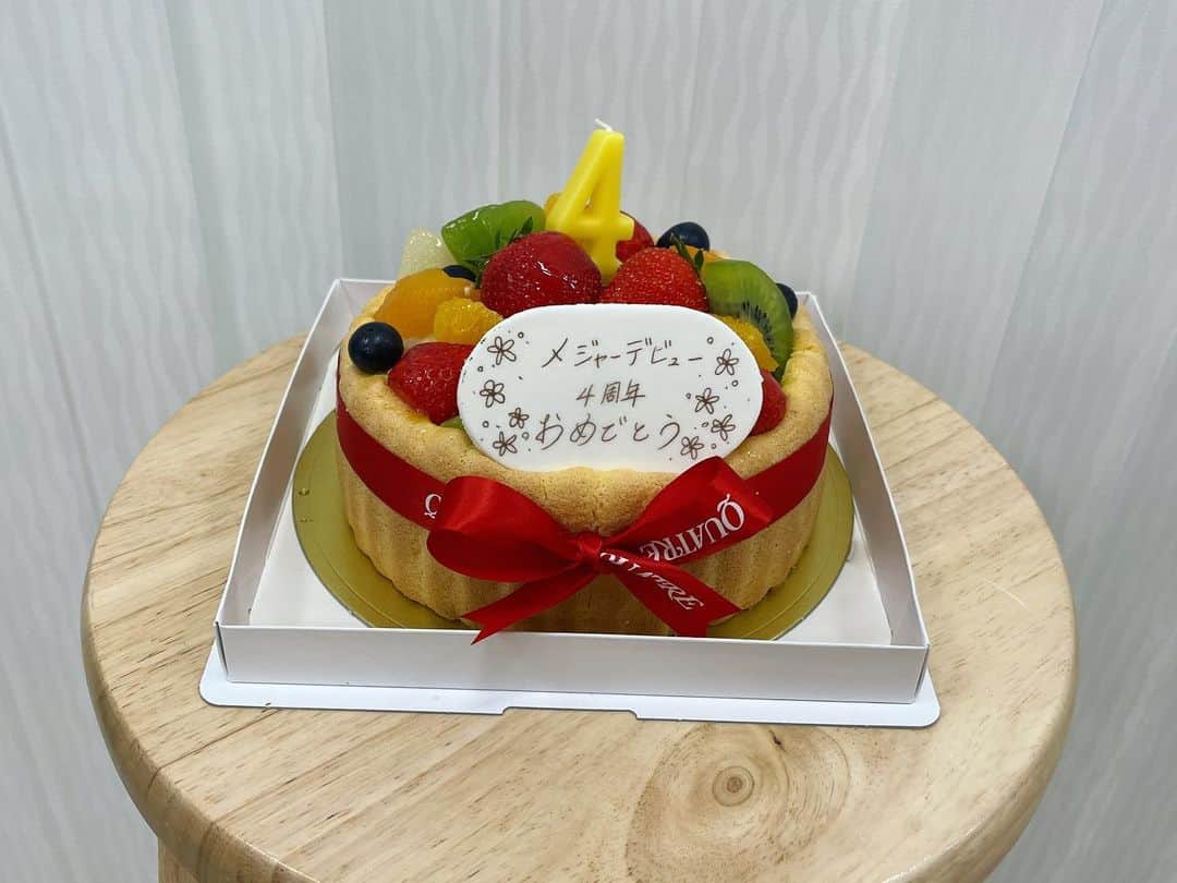 小林萌花のインスタグラム：「💐💐💐  メジャーデビュー4周年♡  #ビヨ4周年 #いつもありがとう #ケーキ食べた #BEYOOOOONDS」