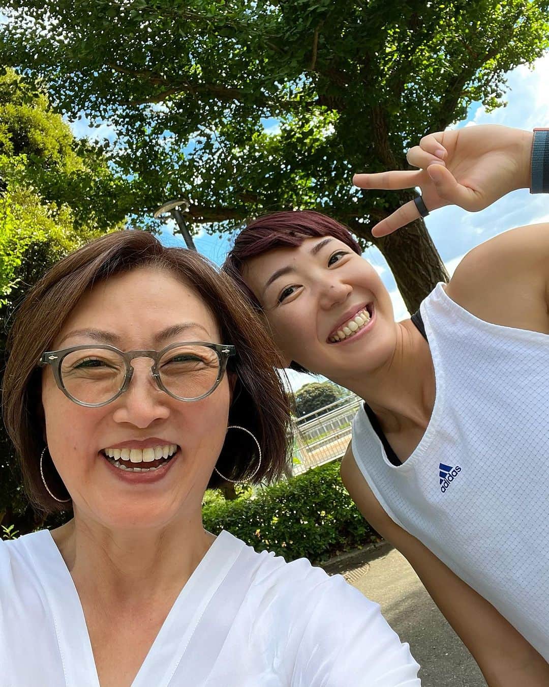 田中ウルヴェ京さんのインスタグラム写真 - (田中ウルヴェ京Instagram)「慶應の日吉キャンパスで。  SDMで神武先生と研究打ち合わせを終えて銀杏並木歩いていたら、なんだかやけにカッコいいい学生さんが1人で個人練習してるなー、こんな暑い中すごいなーって思って、お邪魔にならないように通り過ぎようとしたら「京さん！」って。  おー 寺田明日香ちゃん！！  ちょーカッコよかった。 腕も足もキラキラしてた。  写真撮ってもらった。😊  世界陸上終わったら、ご飯でも行こう。😊👍  ご活躍応援しています！🙏  #寺田明日香  #日吉キャンパス銀杏並木  #慶應sdm」8月7日 22時05分 - miyako.tanaka.oulevey