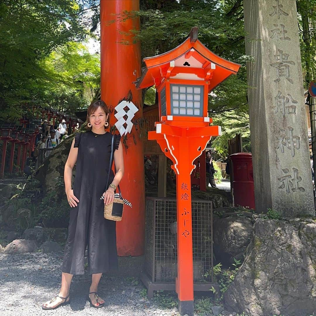 福吉 彩子さんのインスタグラム写真 - (福吉 彩子Instagram)「働くかあさんの夏休みコーデ 7月の暑い京都へ弾丸帰省 今年ネットで衝動買いしたブラックのオールインワン。韓国の知らないブランドだったからサイズが心配でしたがなんとか大丈夫！体型カバーができて楽ちんなので活躍してます。  ☆☆☆☆☆☆☆☆ 前日に思い立って急遽決めた京都への帰省。 仕事の目処もついたので、午前中から思い切って移動して　#貴船川床 を楽しんできました。予約しないと厳しいかな？と思っていましたが、平日だったからか、飛び込みでなんとかなった！ 真夏の京都なのに、川の上に建てられた床だけはひんやりと涼しく最高のひとときでした。 思い返してみれば数年に一回は夏に、引き寄せられるように訪れている地かもしれないな〜 今回の旅では信じられないくらい食い倒れています爆　↓↓↓ 3-5 #貴船べにや　さんでいただいたランチ、鮎が美味しい🐟 6 #兵衛カフェ でいただいた抹茶ラテと酒かす最中、マスカルポーネにあんこ、シャインマスカットの組み合わせ🤍 7 #清水一芳園カフェ の抹茶雪氷、抹茶の苦味が効いてる！ふわふわのエスプーマにゼリーも入って大満足！ 8 カキ氷のお店と母校が目と鼻の先。三十三間堂や国立博物館、智積院が通学路なんて、今考えたら贅沢だな 9 夏のマジックアワーの先斗町ってすごく雰囲気がよい、この日はちと早めだったかな〜 10 夏の祇園で鱧、いただきました。季節のもんはやはり美味  #京都グルメ #京都旅  #ワーママ #ワーママコーデ #働くかあさん  #プチプラコーデ  #アラフォーファッション」8月7日 22時18分 - fuku44aya