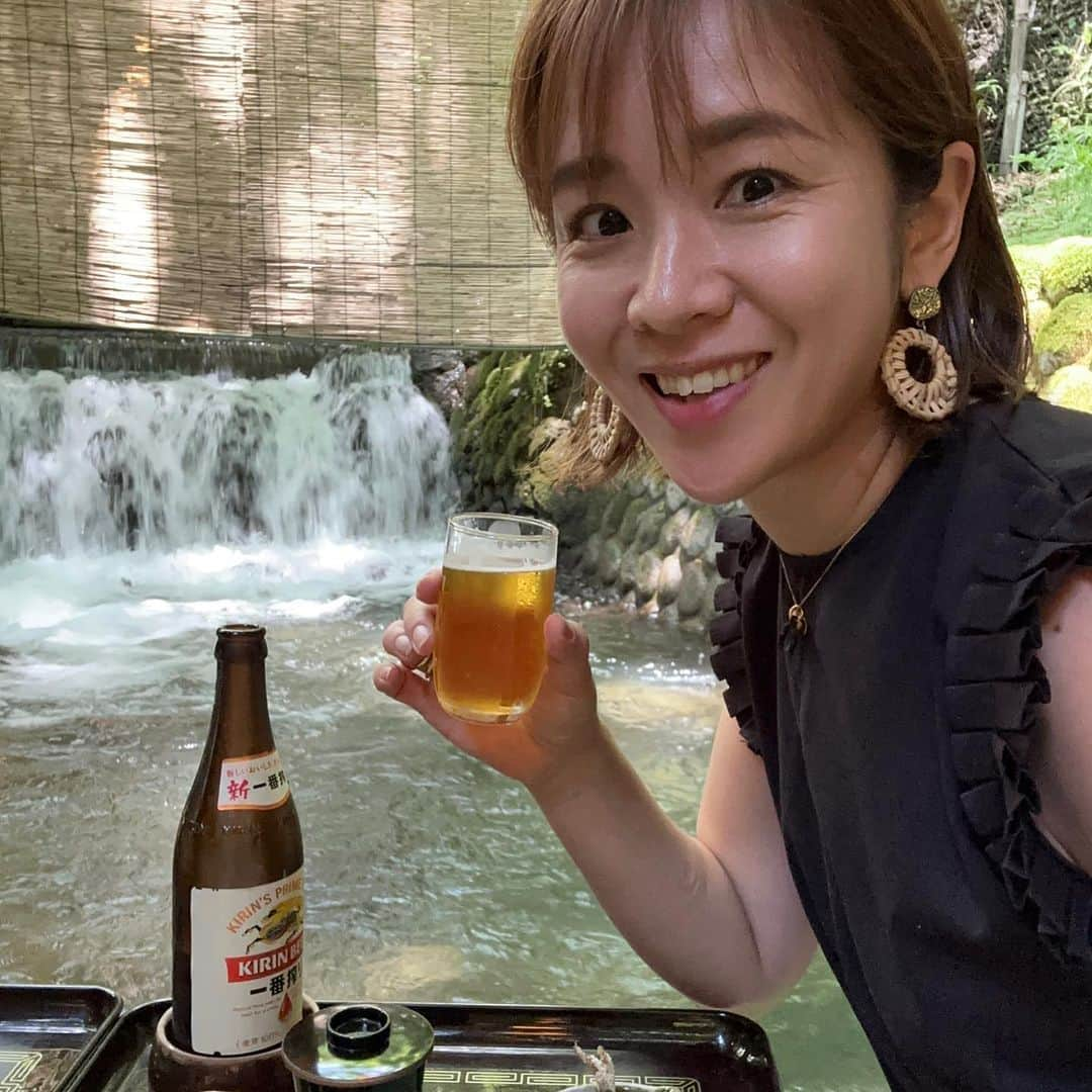 福吉 彩子さんのインスタグラム写真 - (福吉 彩子Instagram)「働くかあさんの夏休みコーデ 7月の暑い京都へ弾丸帰省 今年ネットで衝動買いしたブラックのオールインワン。韓国の知らないブランドだったからサイズが心配でしたがなんとか大丈夫！体型カバーができて楽ちんなので活躍してます。  ☆☆☆☆☆☆☆☆ 前日に思い立って急遽決めた京都への帰省。 仕事の目処もついたので、午前中から思い切って移動して　#貴船川床 を楽しんできました。予約しないと厳しいかな？と思っていましたが、平日だったからか、飛び込みでなんとかなった！ 真夏の京都なのに、川の上に建てられた床だけはひんやりと涼しく最高のひとときでした。 思い返してみれば数年に一回は夏に、引き寄せられるように訪れている地かもしれないな〜 今回の旅では信じられないくらい食い倒れています爆　↓↓↓ 3-5 #貴船べにや　さんでいただいたランチ、鮎が美味しい🐟 6 #兵衛カフェ でいただいた抹茶ラテと酒かす最中、マスカルポーネにあんこ、シャインマスカットの組み合わせ🤍 7 #清水一芳園カフェ の抹茶雪氷、抹茶の苦味が効いてる！ふわふわのエスプーマにゼリーも入って大満足！ 8 カキ氷のお店と母校が目と鼻の先。三十三間堂や国立博物館、智積院が通学路なんて、今考えたら贅沢だな 9 夏のマジックアワーの先斗町ってすごく雰囲気がよい、この日はちと早めだったかな〜 10 夏の祇園で鱧、いただきました。季節のもんはやはり美味  #京都グルメ #京都旅  #ワーママ #ワーママコーデ #働くかあさん  #プチプラコーデ  #アラフォーファッション」8月7日 22時18分 - fuku44aya