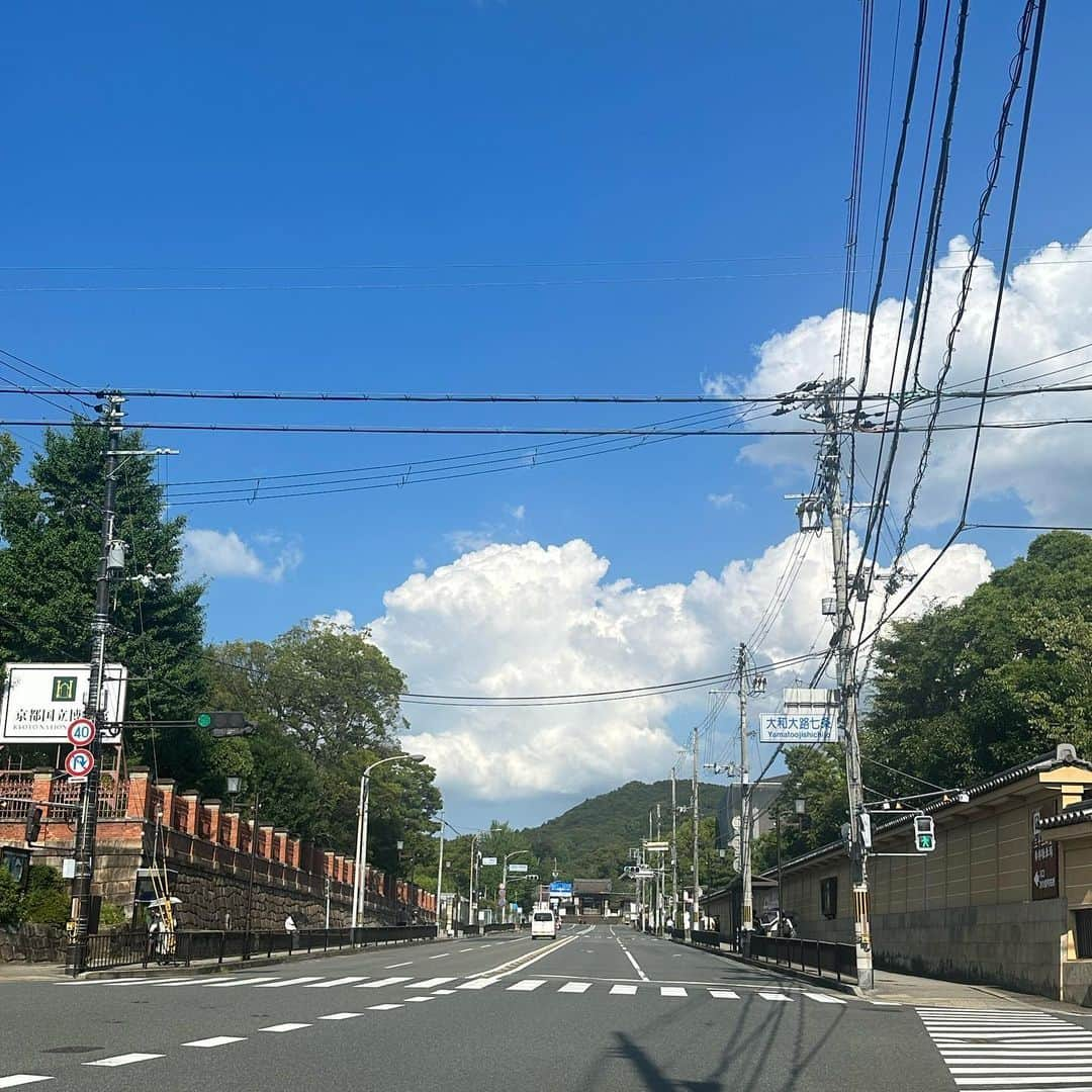 福吉 彩子さんのインスタグラム写真 - (福吉 彩子Instagram)「働くかあさんの夏休みコーデ 7月の暑い京都へ弾丸帰省 今年ネットで衝動買いしたブラックのオールインワン。韓国の知らないブランドだったからサイズが心配でしたがなんとか大丈夫！体型カバーができて楽ちんなので活躍してます。  ☆☆☆☆☆☆☆☆ 前日に思い立って急遽決めた京都への帰省。 仕事の目処もついたので、午前中から思い切って移動して　#貴船川床 を楽しんできました。予約しないと厳しいかな？と思っていましたが、平日だったからか、飛び込みでなんとかなった！ 真夏の京都なのに、川の上に建てられた床だけはひんやりと涼しく最高のひとときでした。 思い返してみれば数年に一回は夏に、引き寄せられるように訪れている地かもしれないな〜 今回の旅では信じられないくらい食い倒れています爆　↓↓↓ 3-5 #貴船べにや　さんでいただいたランチ、鮎が美味しい🐟 6 #兵衛カフェ でいただいた抹茶ラテと酒かす最中、マスカルポーネにあんこ、シャインマスカットの組み合わせ🤍 7 #清水一芳園カフェ の抹茶雪氷、抹茶の苦味が効いてる！ふわふわのエスプーマにゼリーも入って大満足！ 8 カキ氷のお店と母校が目と鼻の先。三十三間堂や国立博物館、智積院が通学路なんて、今考えたら贅沢だな 9 夏のマジックアワーの先斗町ってすごく雰囲気がよい、この日はちと早めだったかな〜 10 夏の祇園で鱧、いただきました。季節のもんはやはり美味  #京都グルメ #京都旅  #ワーママ #ワーママコーデ #働くかあさん  #プチプラコーデ  #アラフォーファッション」8月7日 22時18分 - fuku44aya