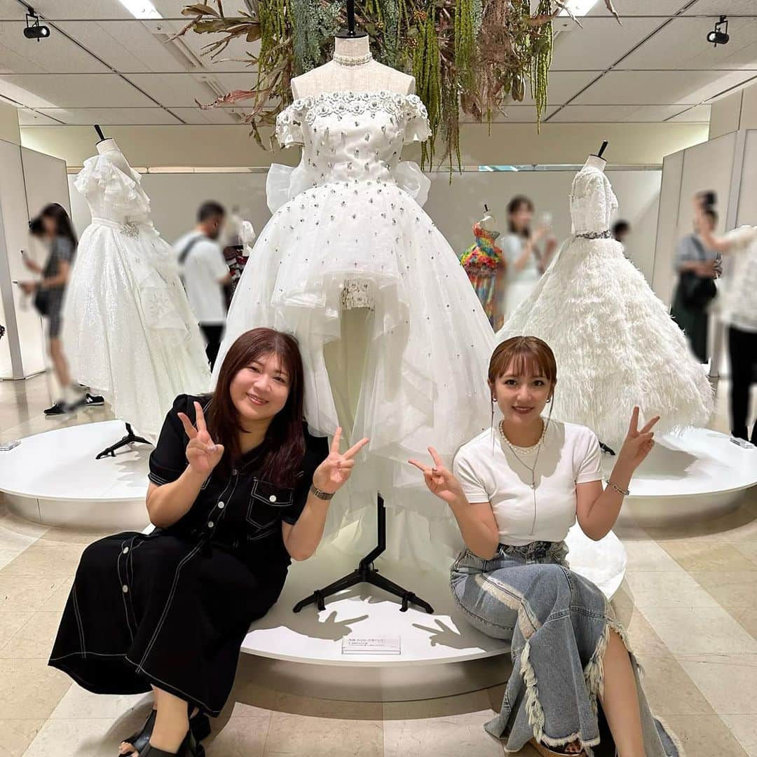 高橋みなみさんのインスタグラム写真 - (高橋みなみInstagram)「大丸東京店で開催されているAKB48大衣装展~オサレカンパニーの世界~にお邪魔してきました✨🤗  しのぶとまつに案内してもらいながら会場を回ったんですがAKBの衣装の凄さ、繊細さ、こだわりを改めて感じることができました🥺 どれだけこの衣装達に助けられてきたことか、、卒業ドレスも久しぶりに見たんですが「あれ！こんな風になってたんだ！」と当時はバタバタすぎて気づけなかったこともあってなんだかしみじみ🥹  本当に大変なスケジュールの中 一人一人に似合うように、時には寝ずに衣装部の皆んなが修正してくれて、、。 素敵な衣装を身に纏うことによってアイドルとしてステージに立てていました。 本当に愛ある衣装をありがとう！オサレカンパニー！！衣装部の皆さん！！  8月8日、明日まで開催されていますので皆さんぜひに🥺✨✨ （大丸1階にも衣装飾ってあるよ！懐かしの東京タワーも🗼😎✨ 卒業ドレスの位置が背中合わせあつみな サインが縦にたまたまノースリーブス！！見どころ沢山！  #akb48大衣装展  #akb48 #オサレカンパニー」8月7日 22時17分 - taka37_chan