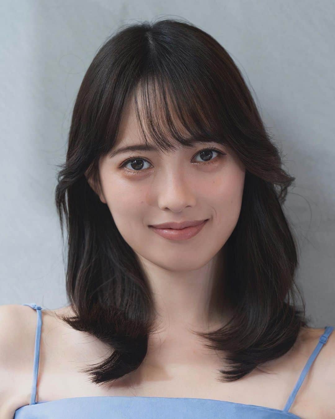 宮内理沙のインスタグラム：「new hair☺︎ 毎年夏は髪色を明るくしていましたが今年は暗めにしてみました🫶  フィルターが外れてしまって何度も乗せ直してしまった、、いいねやコメントくれた方申し訳ないです🙇‍♀️  写真は撮影後についでに撮っていただきました🥲🙏✨  #証明写真ではありません」